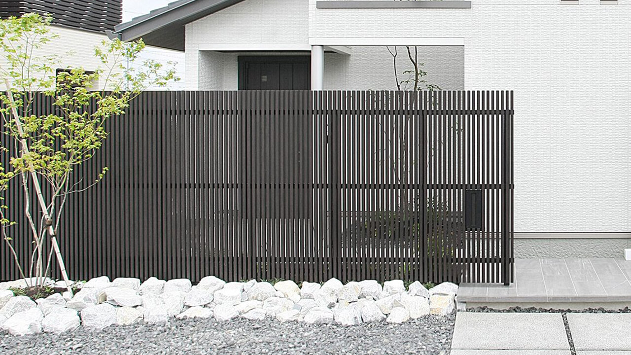 エバー アートウッドの使用事例：白壁と相性も良い落ち着いた色あいの京町家かきちゃ。千本格子の目かくしフェンス
