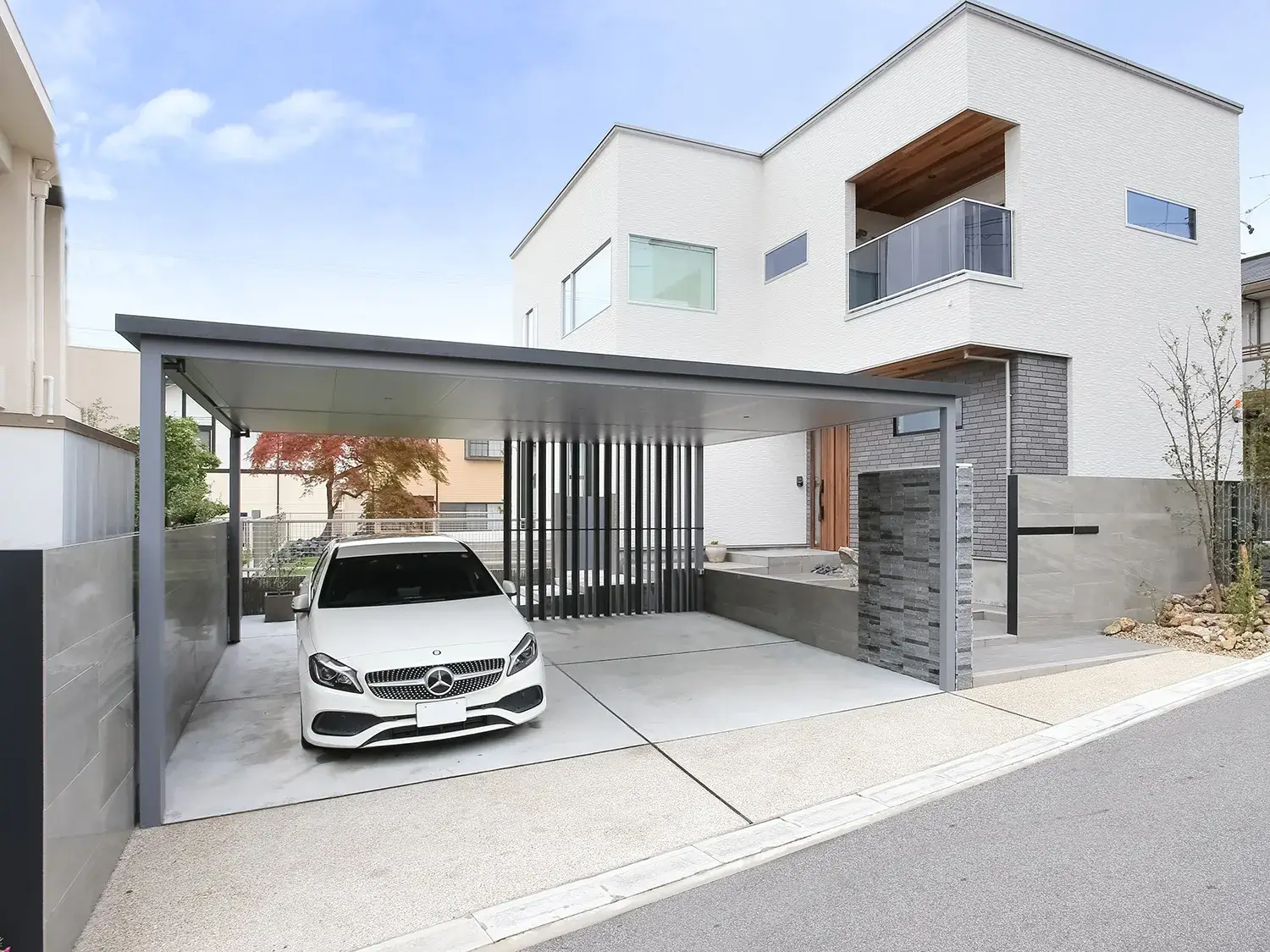 愛車を守り、引き立てる極上カーポート