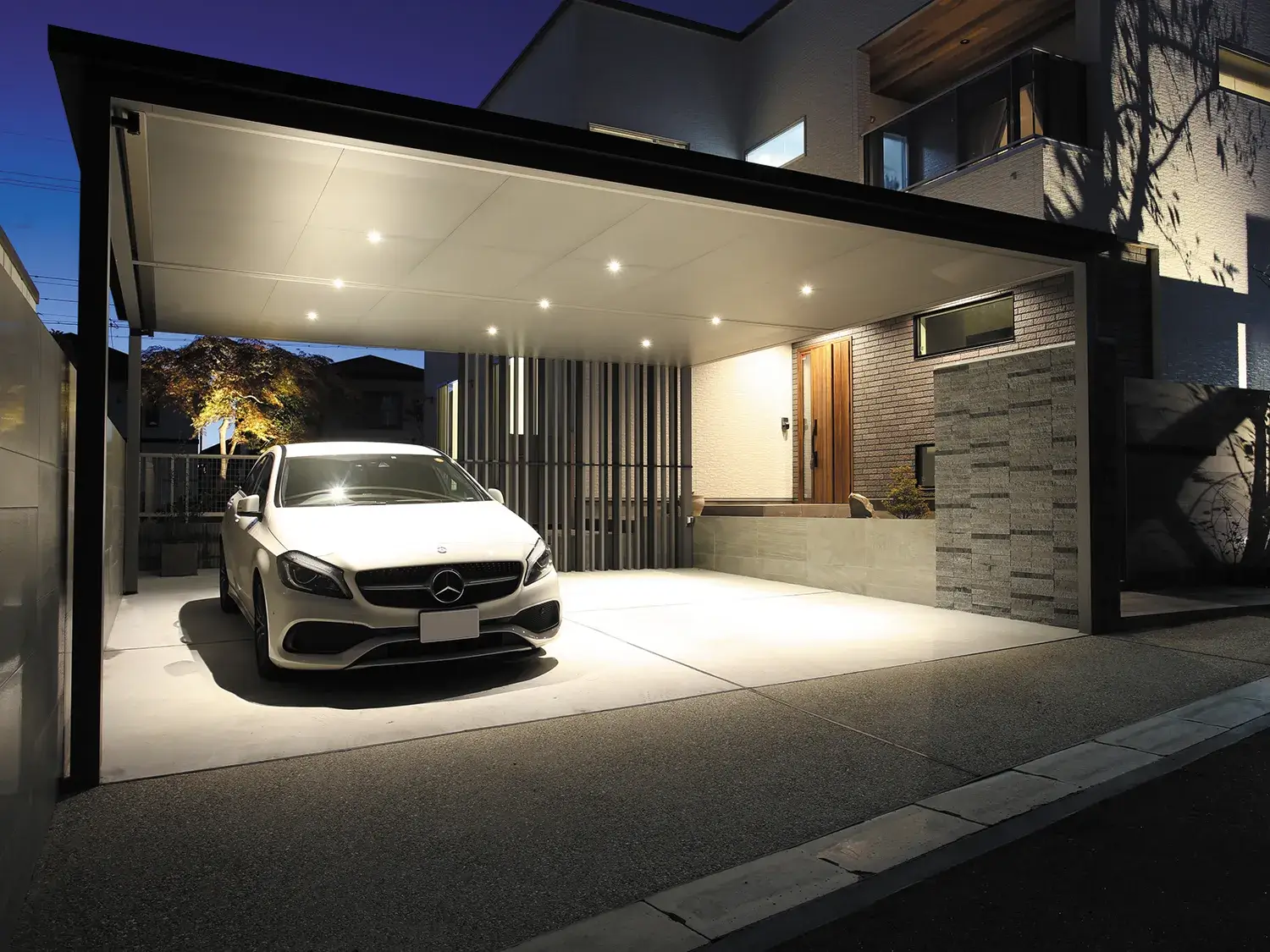 愛車を守り、引き立てる極上カーポート