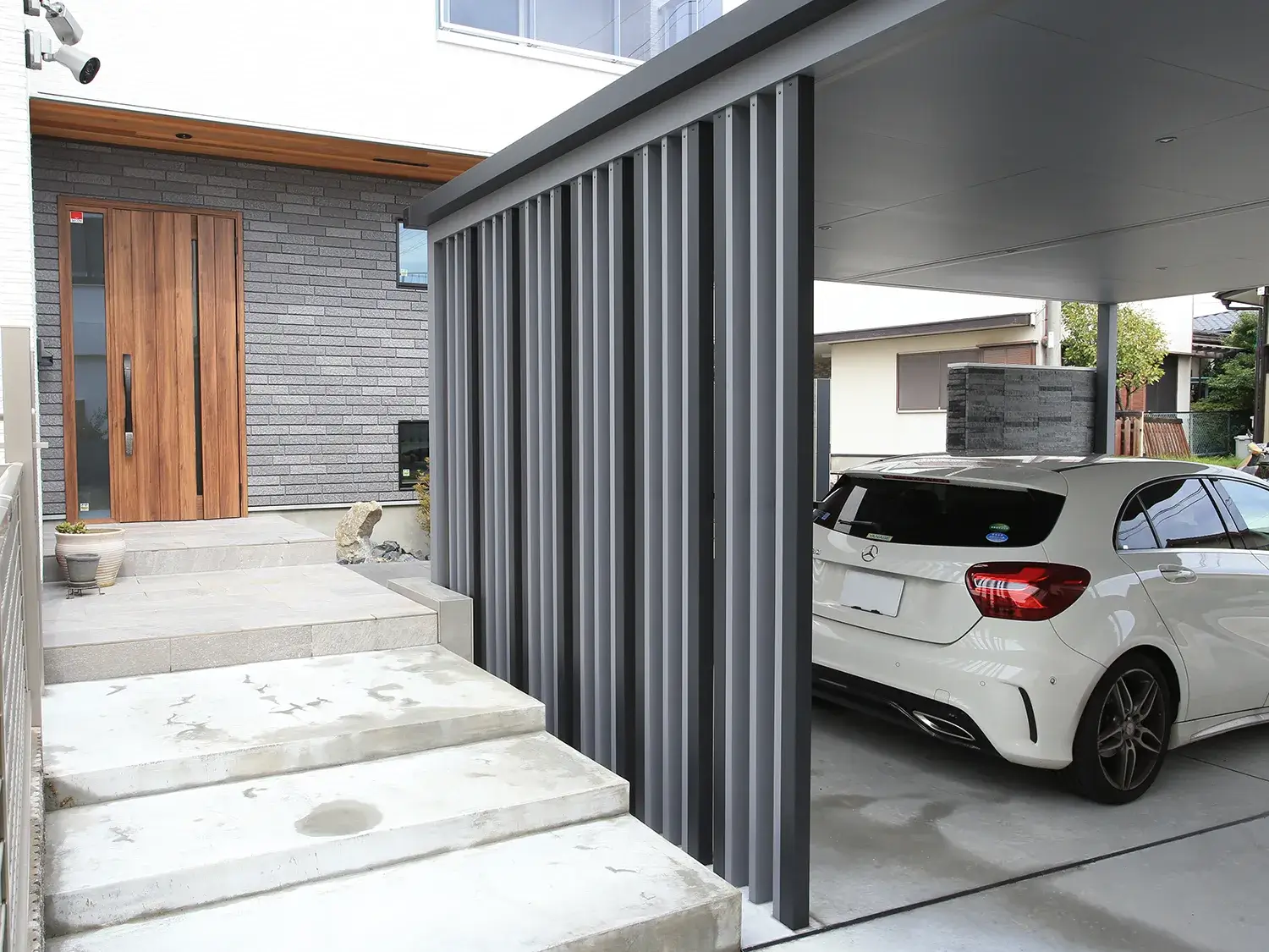 愛車を守り、引き立てる極上カーポート