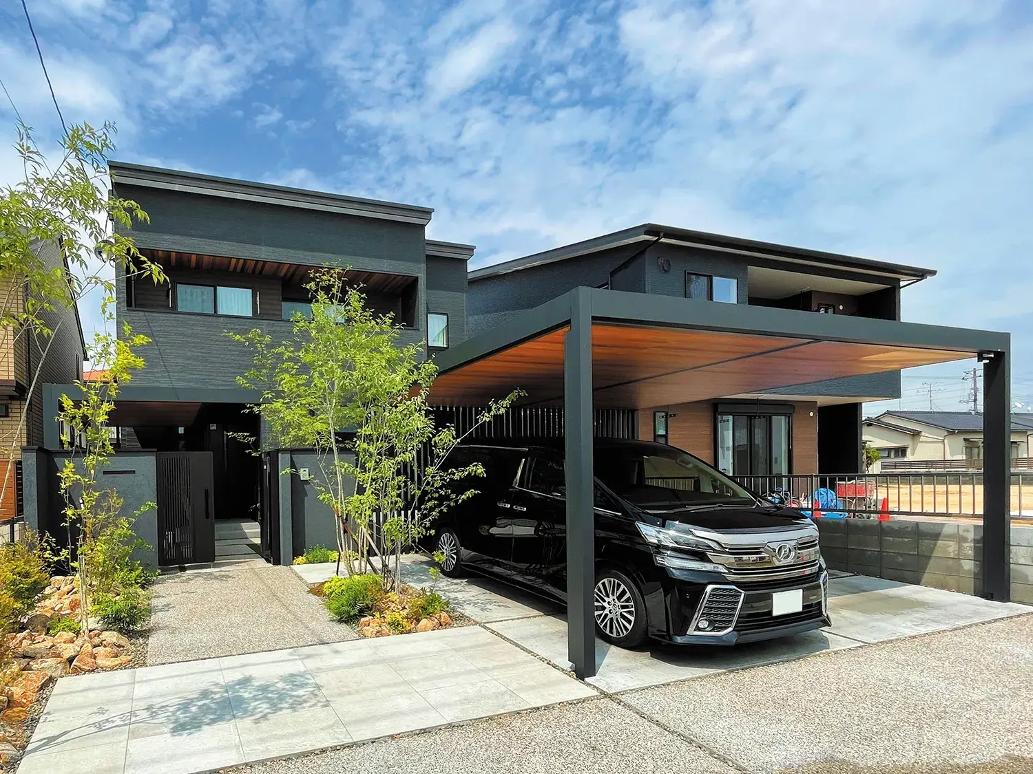 植栽と映える、家全体を引き立てるカーポート