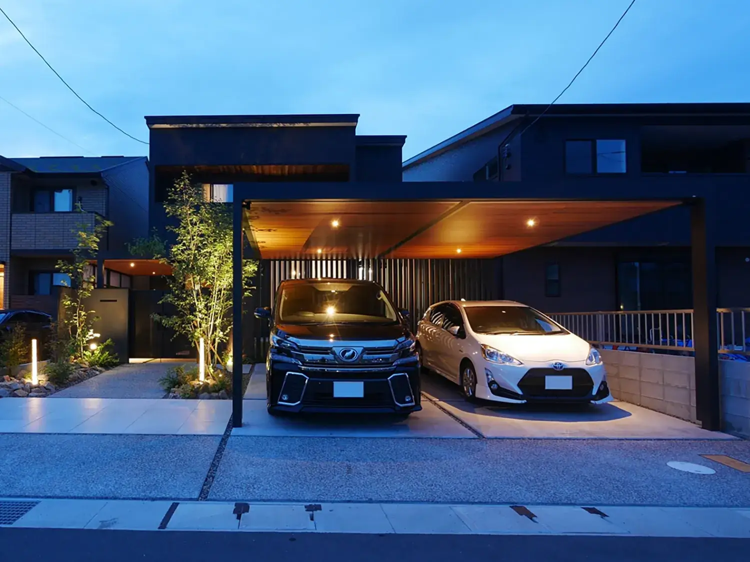 植栽と映える、家全体を引き立てるカーポート