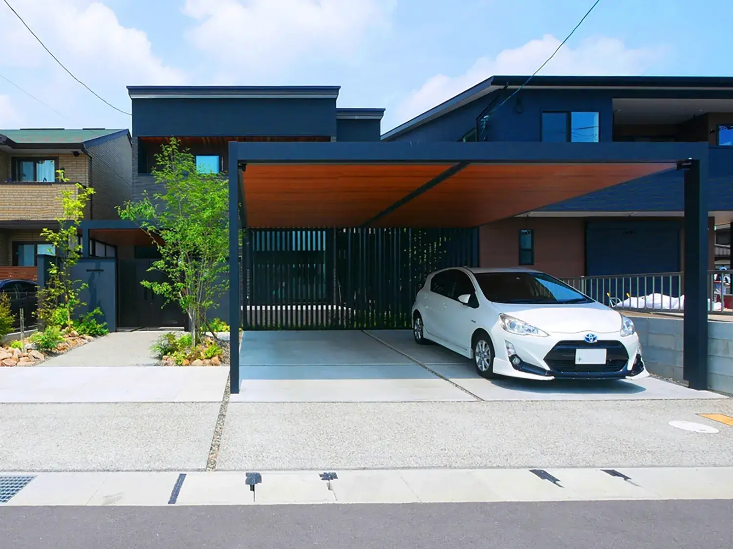 植栽と映える、家全体を引き立てるカーポート