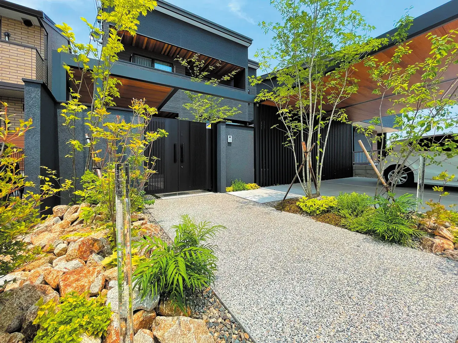 植栽と映える、家全体を引き立てるカーポート