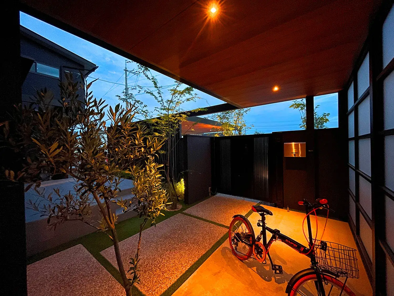 植栽と映える、家全体を引き立てるカーポート