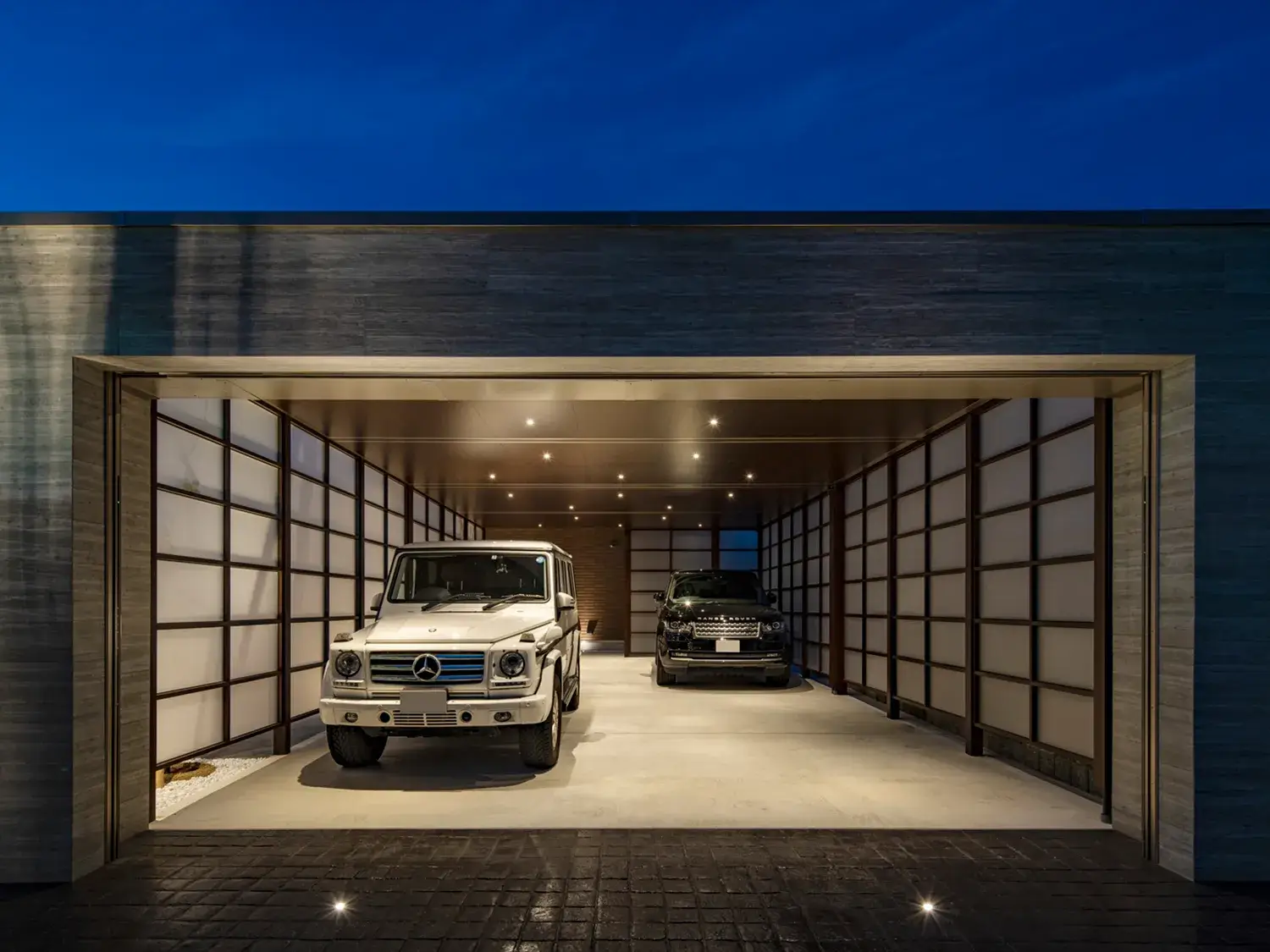 夜も映える、重厚感あふれる上質空間