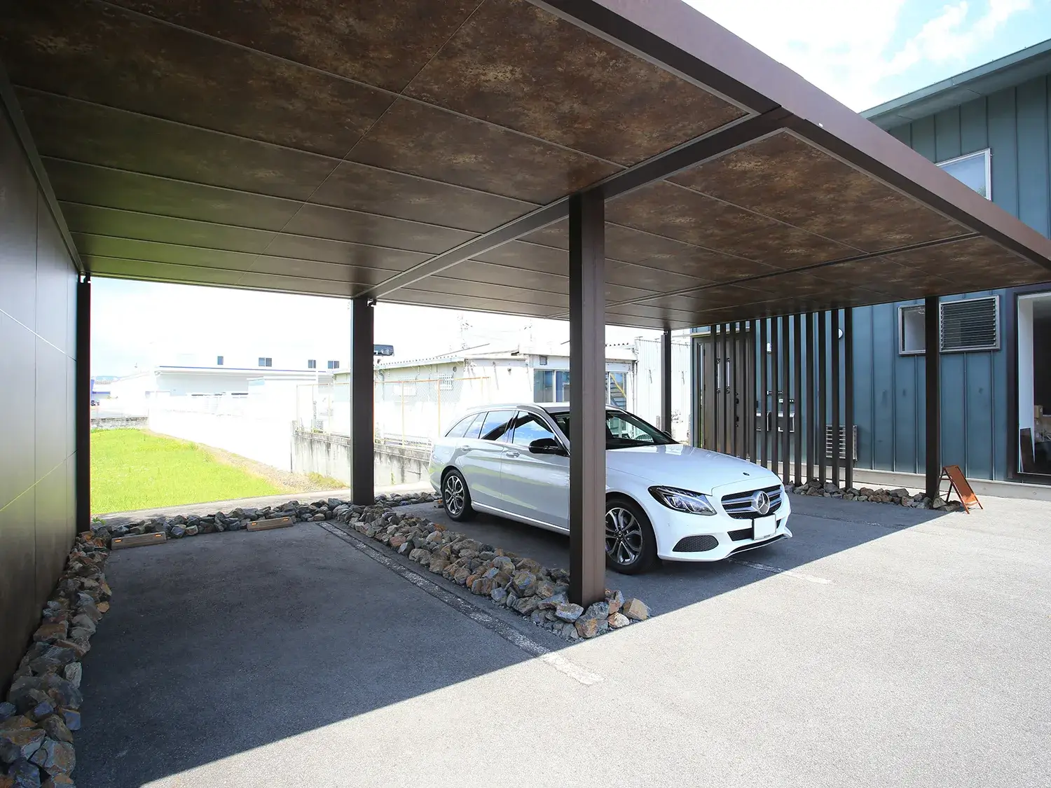 個性を楽しむ、広々3台対応のカーポート