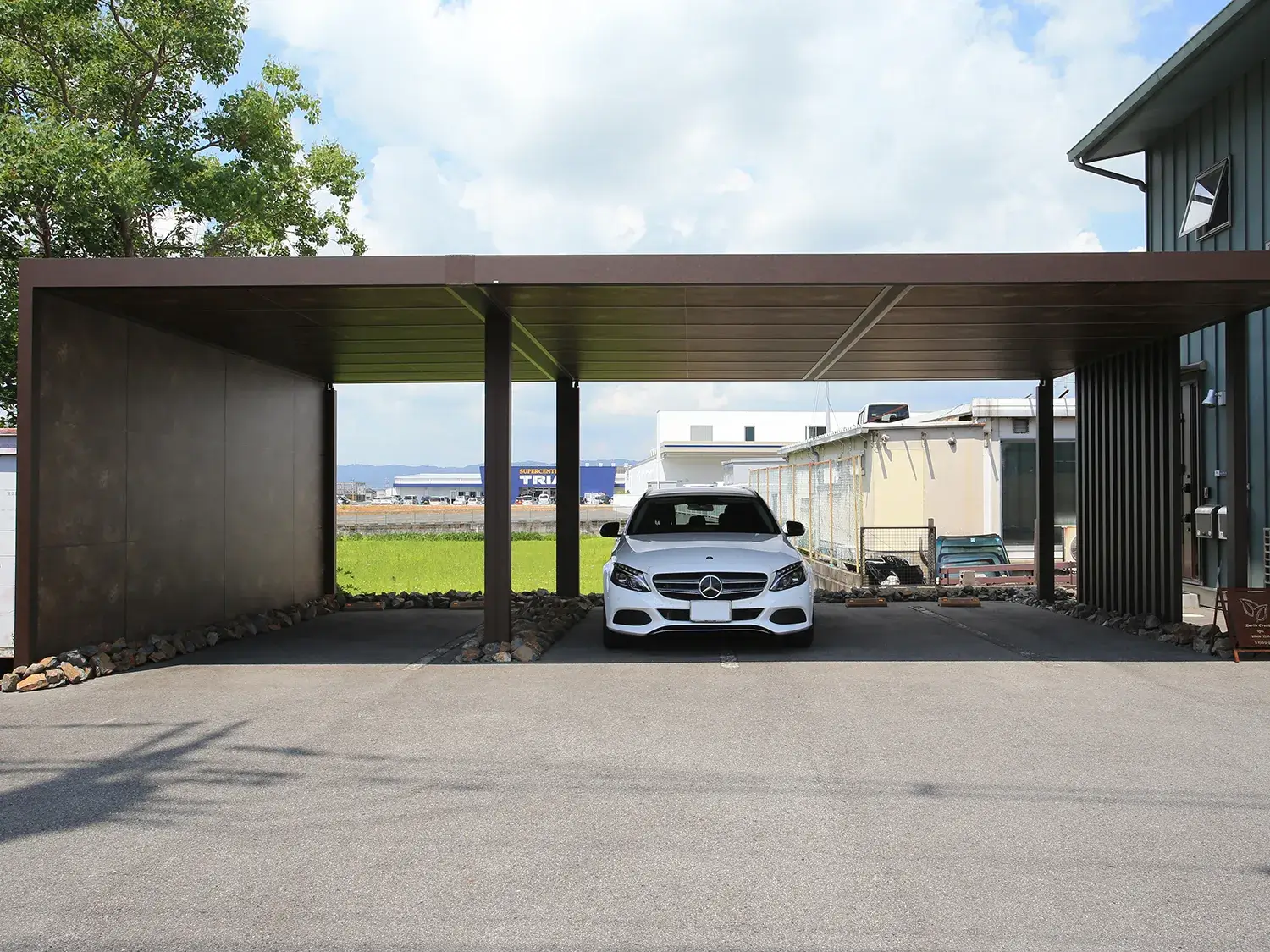 個性を楽しむ、広々3台対応のカーポート