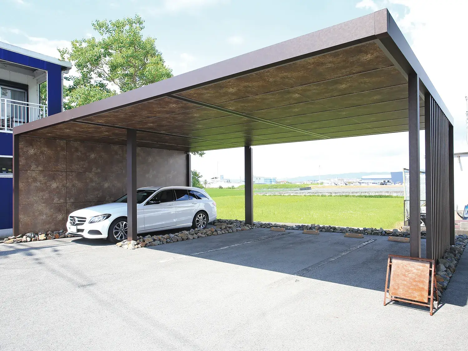 個性を楽しむ、広々3台対応のカーポート