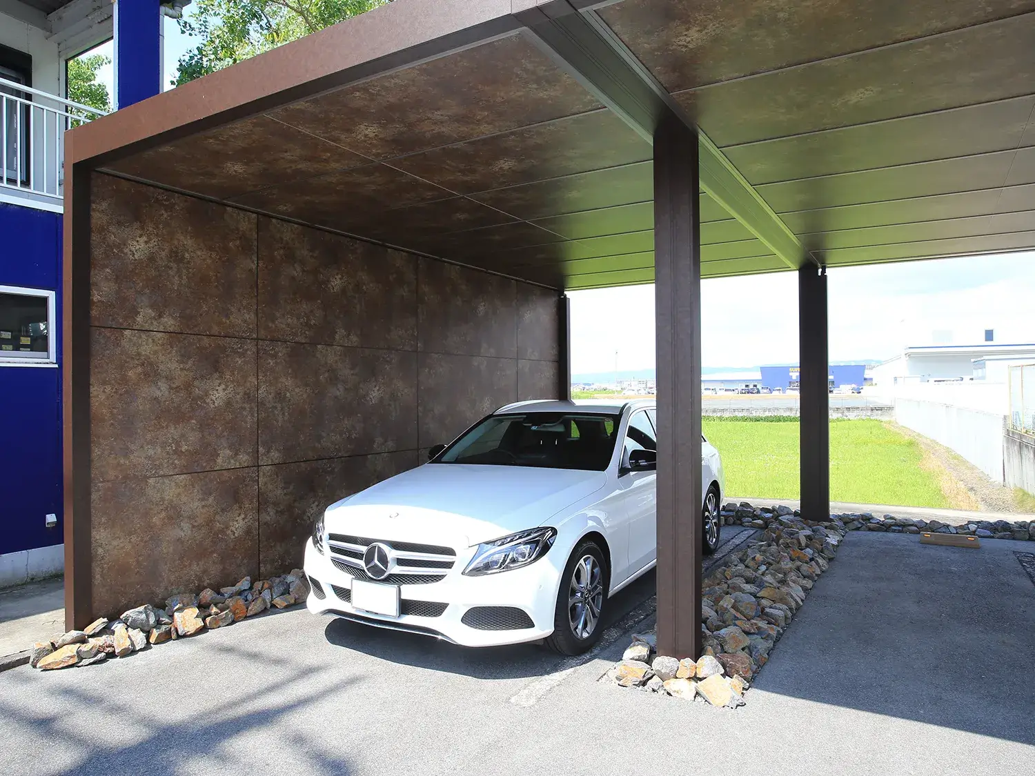 個性を楽しむ、広々3台対応のカーポート