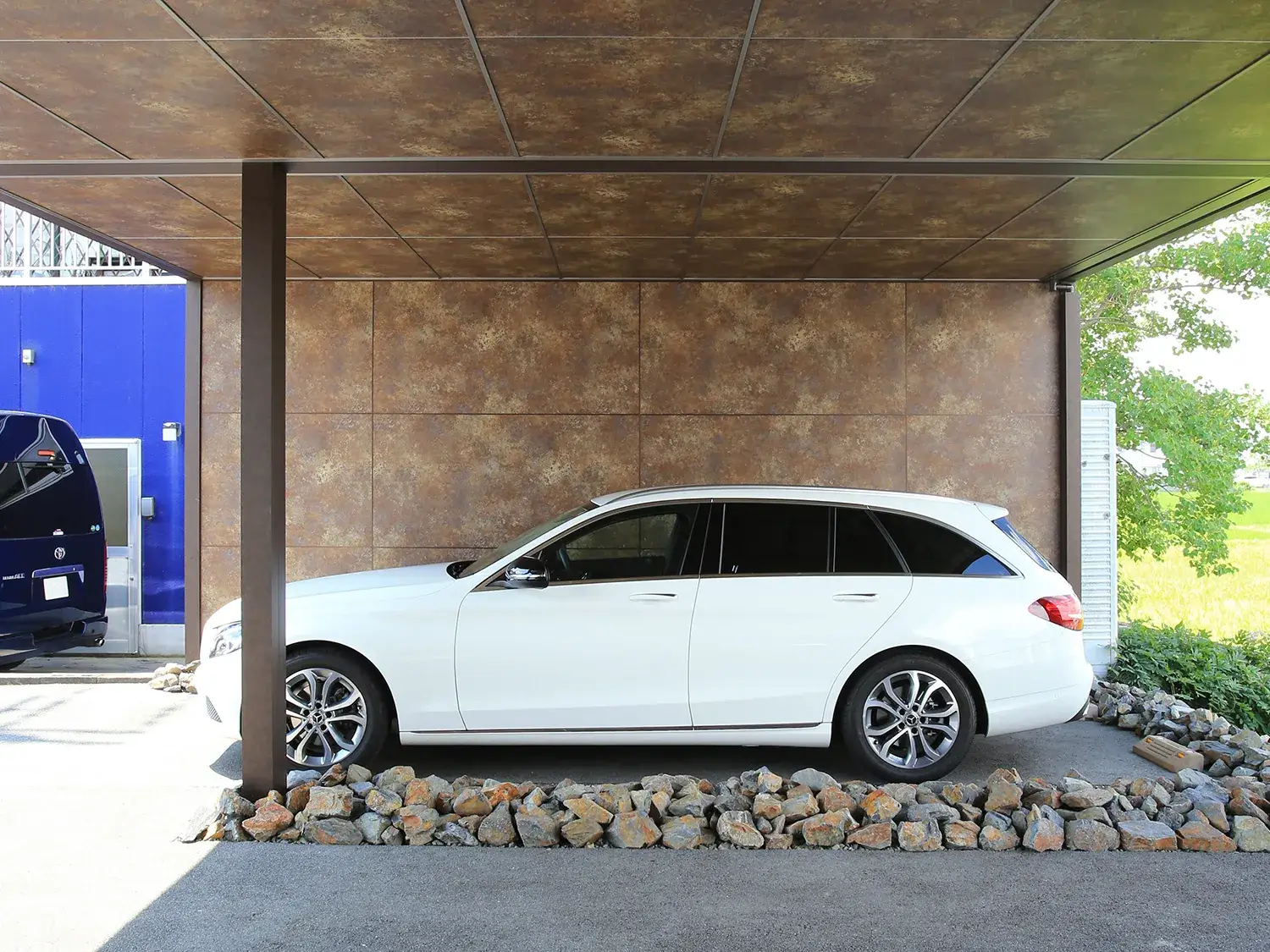 個性を楽しむ、広々3台対応のカーポート