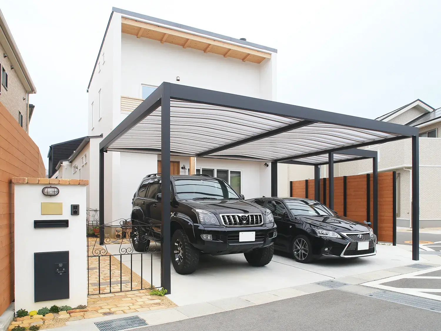 余計な装飾を省いた、すっきりデザインのカーポート