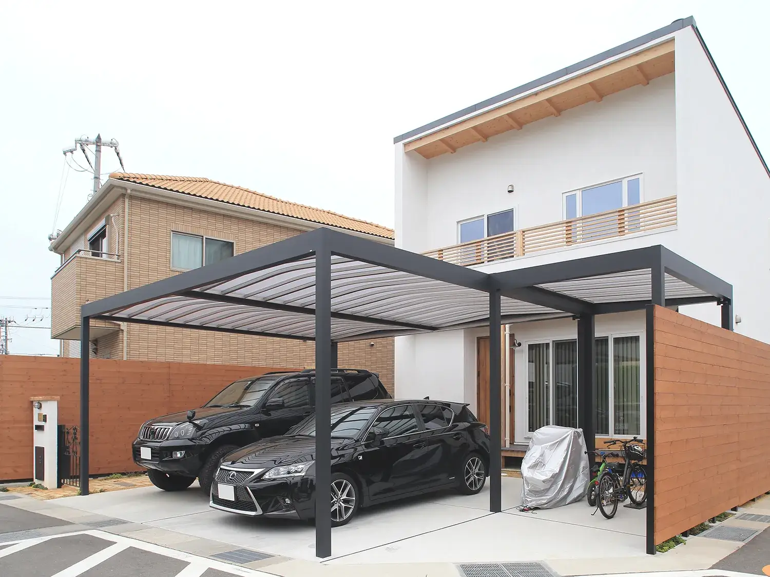 余計な装飾を省いた、すっきりデザインのカーポート