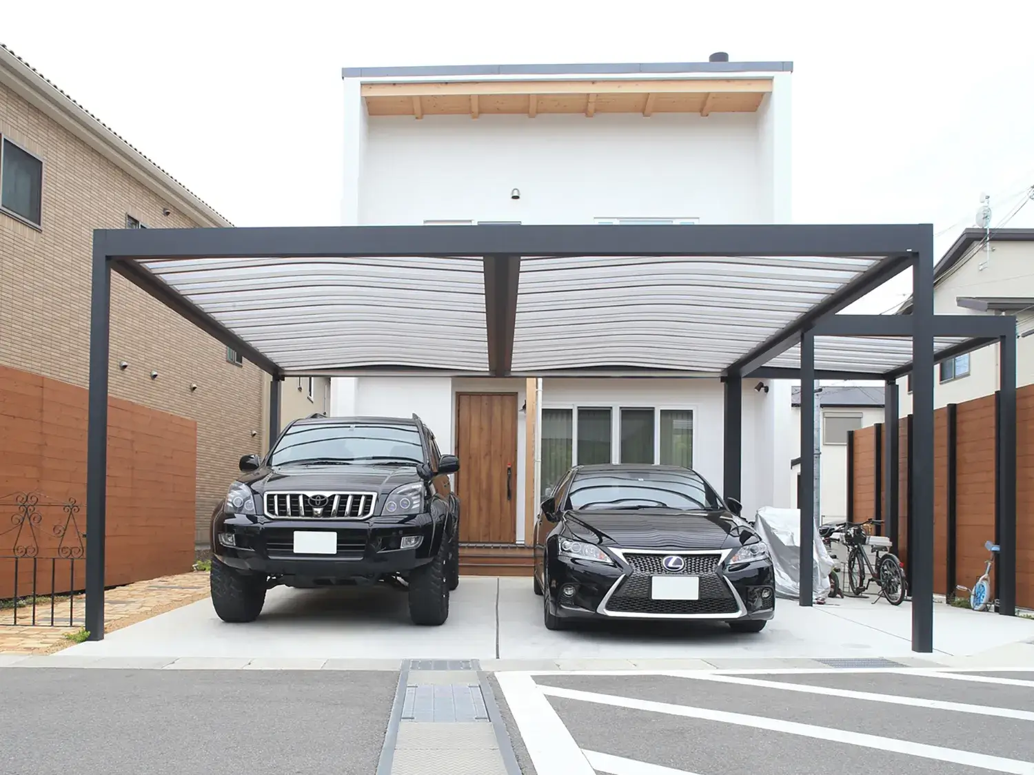 余計な装飾を省いた、すっきりデザインのカーポート