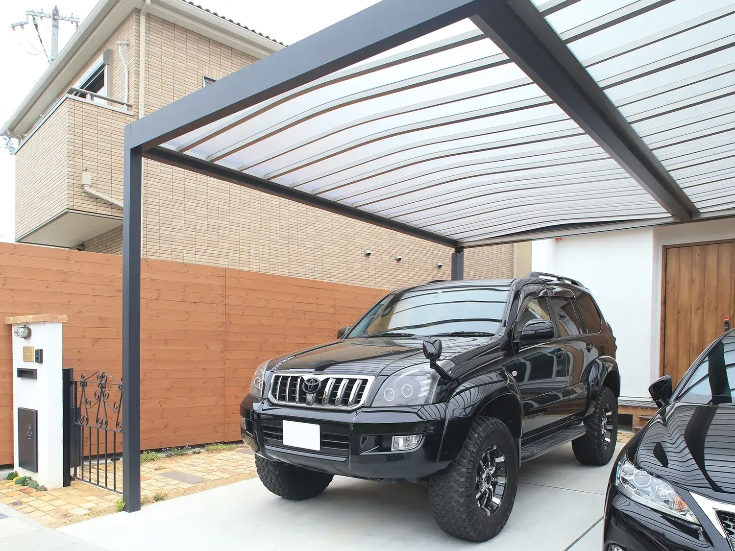 余計な装飾を省いた、すっきりデザインのカーポート