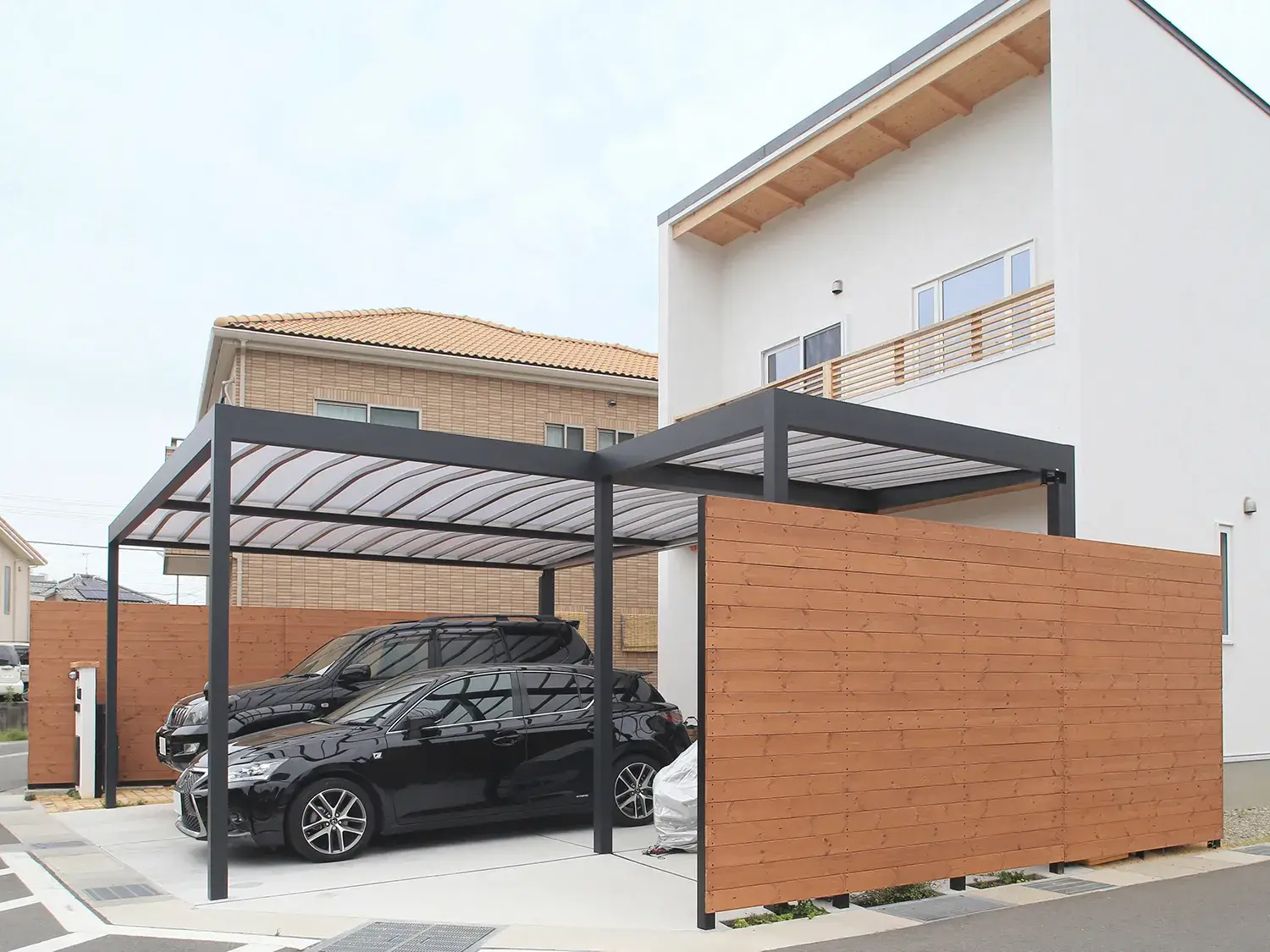余計な装飾を省いた、すっきりデザインのカーポート