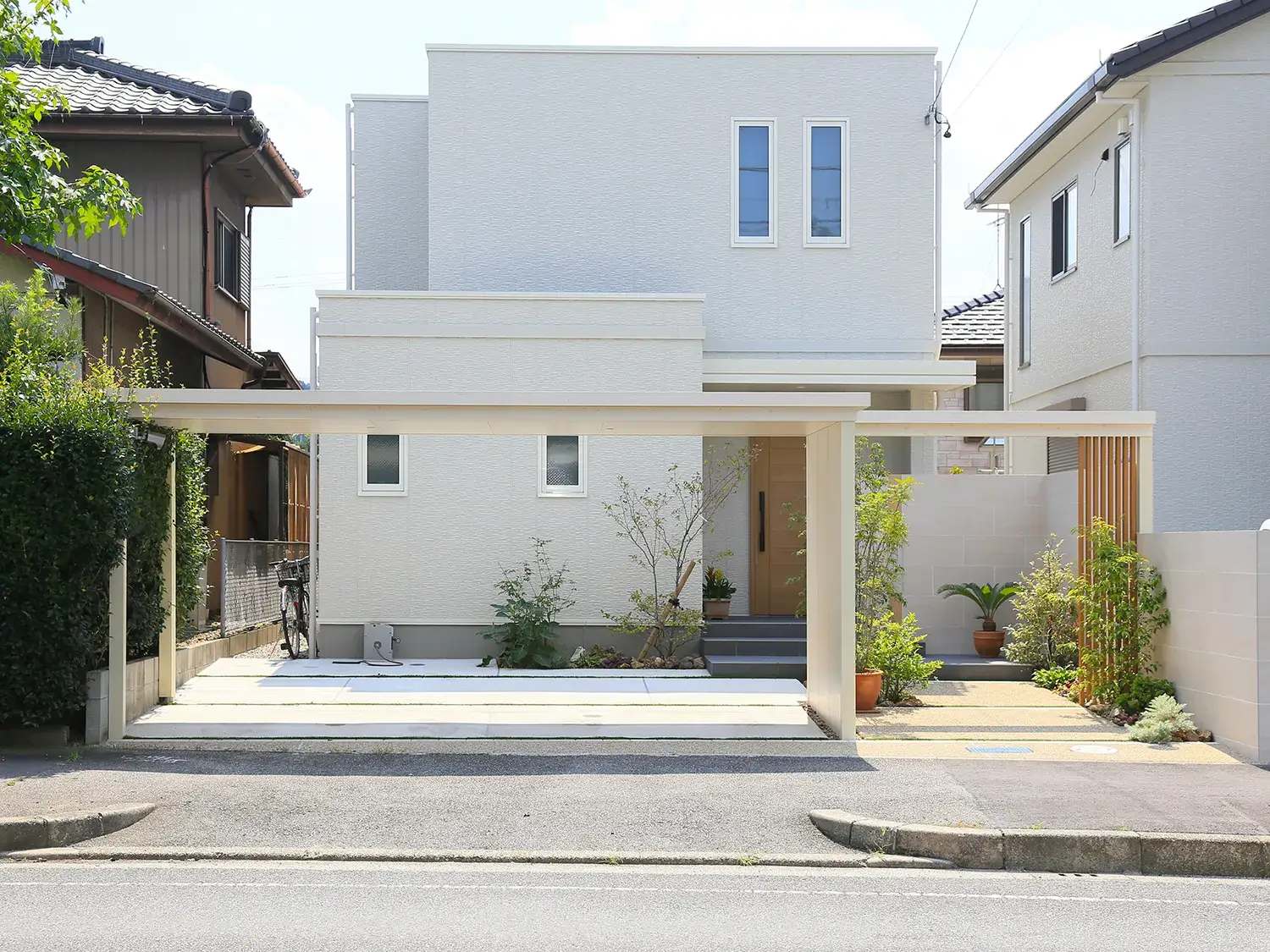 建物と調和する、白基調の美しいカーポート