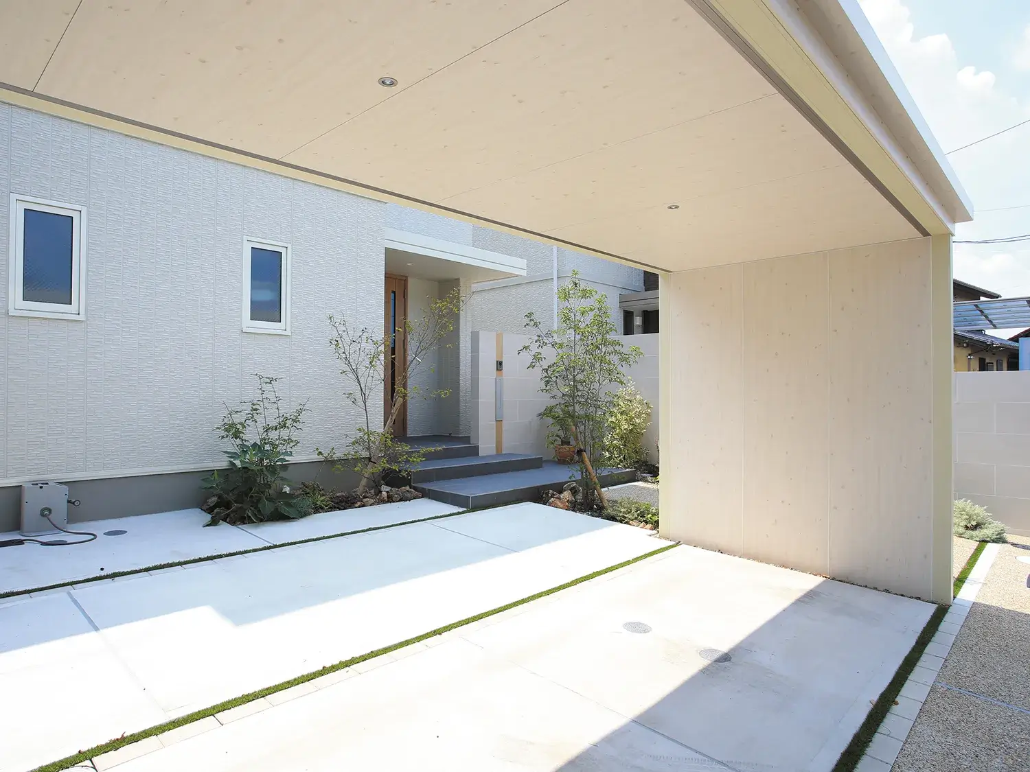 建物と調和する、白基調の美しいカーポート