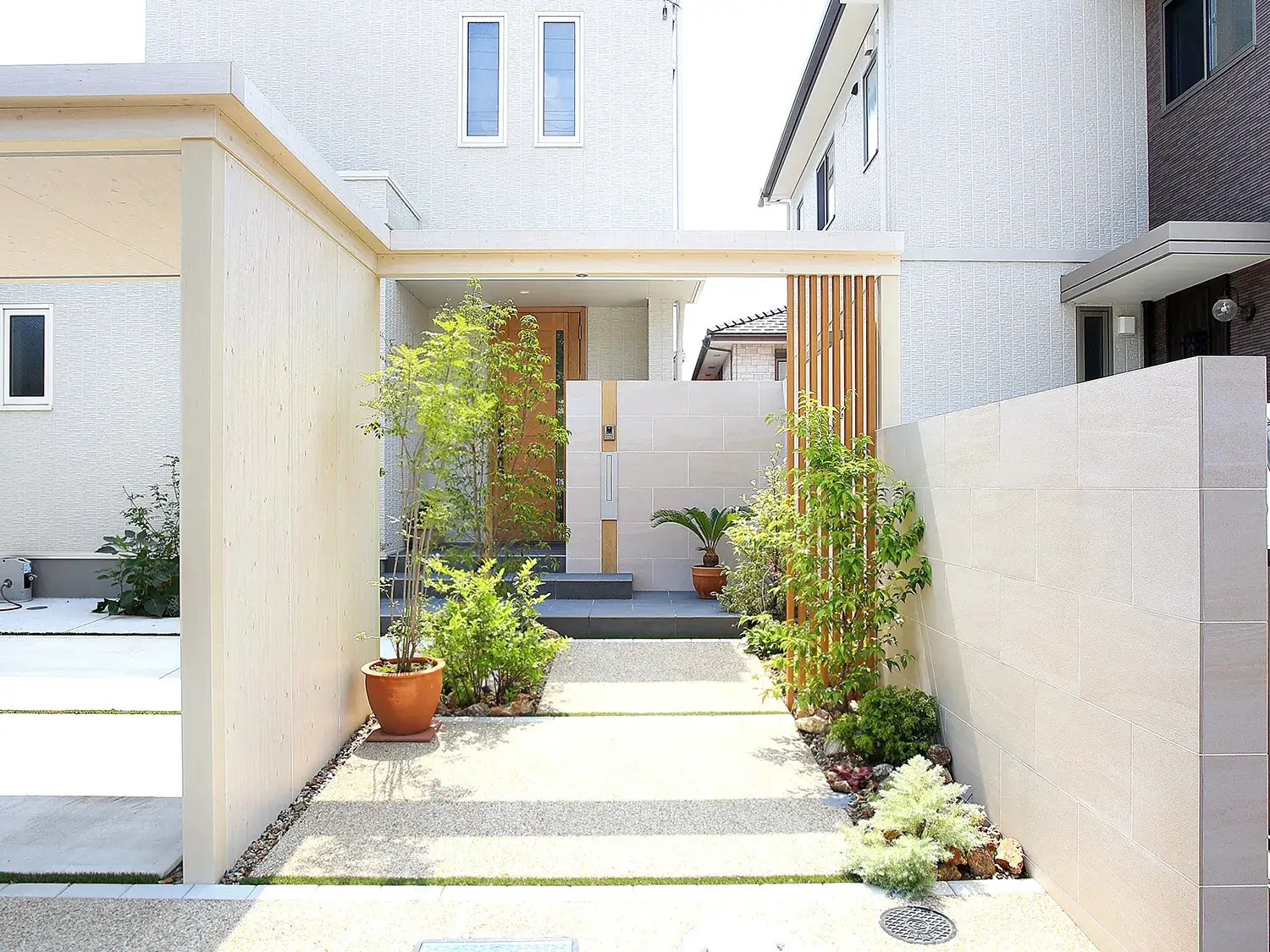 建物と調和する、白基調の美しいカーポート