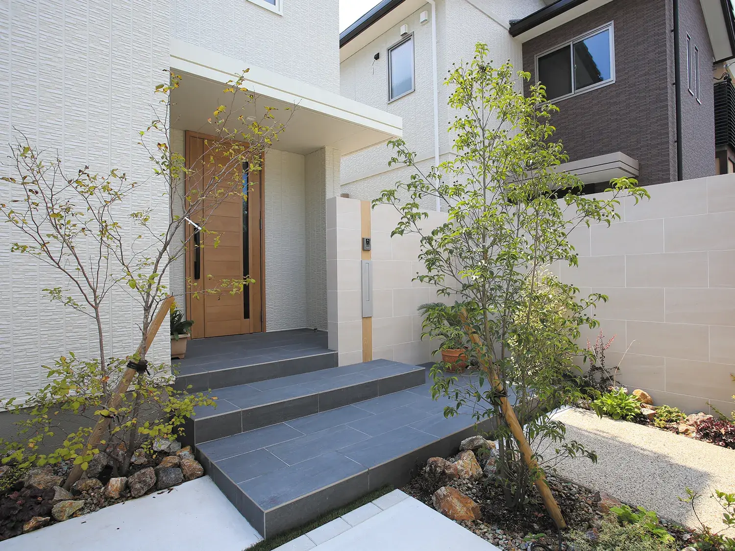 建物と調和する、白基調の美しいカーポート