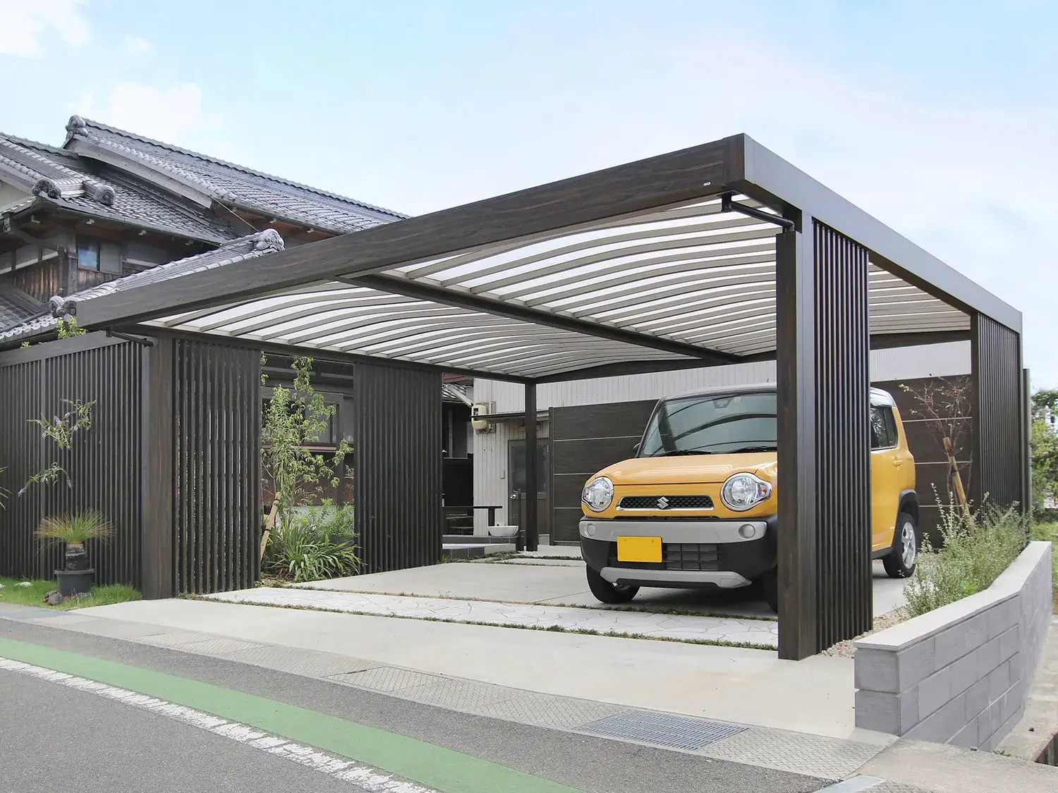 植栽との調和で美しい、穏やかな和風カーポート