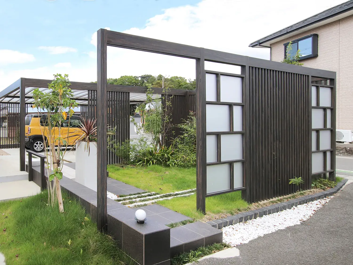 植栽との調和で美しい、穏やかな和風カーポート