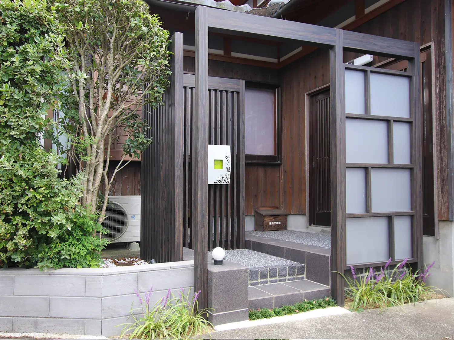 植栽との調和で美しい、穏やかな和風カーポート