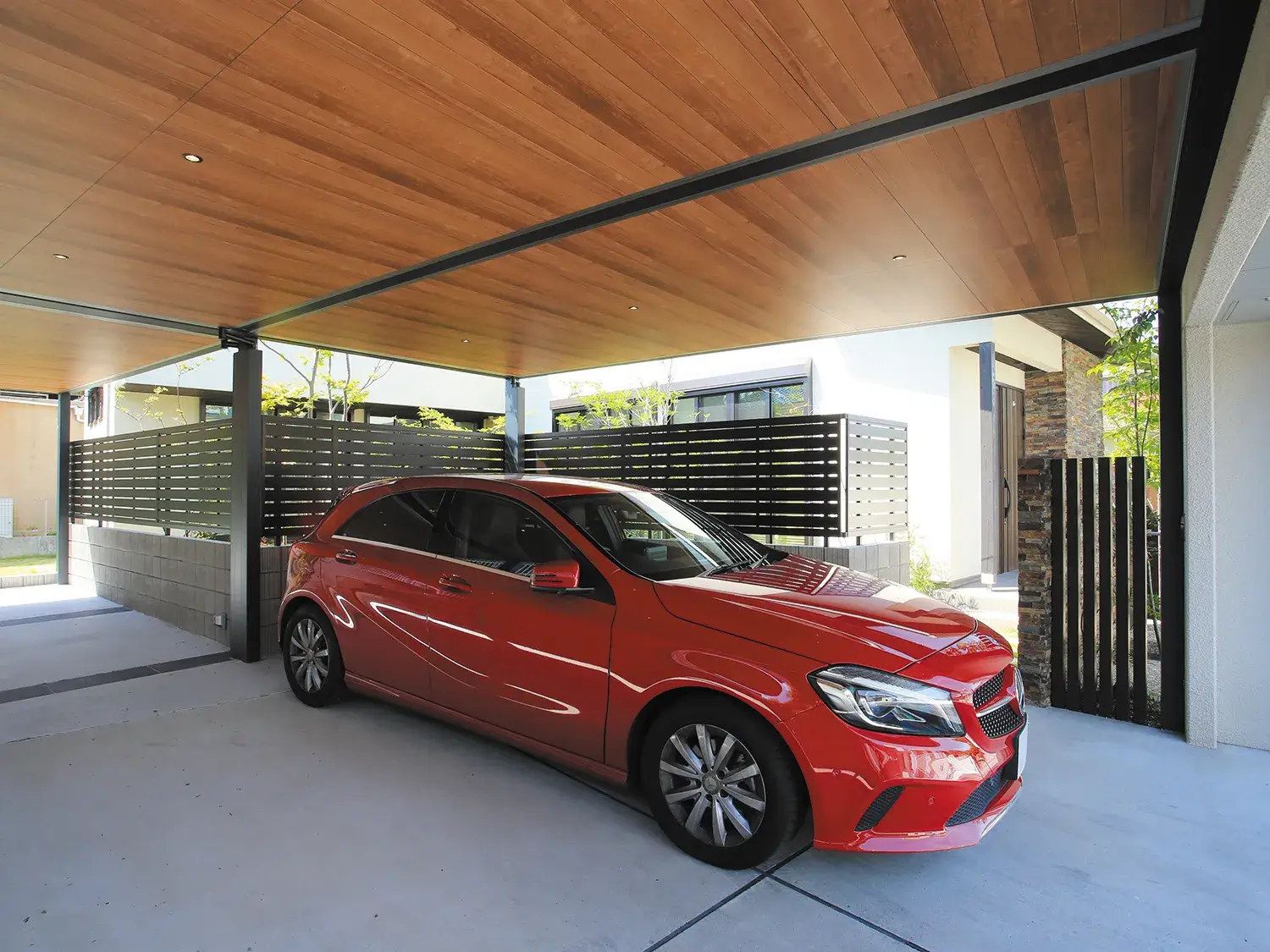 自然に馴染むデザインで、愛車を引き立てるカーポート