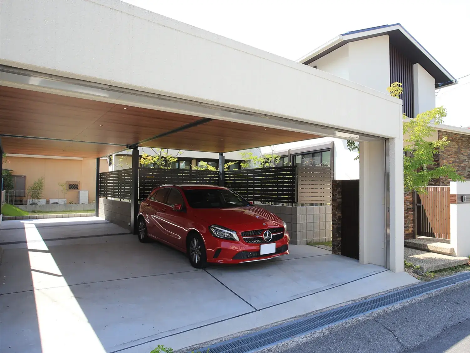 自然に馴染むデザインで、愛車を引き立てるカーポート
