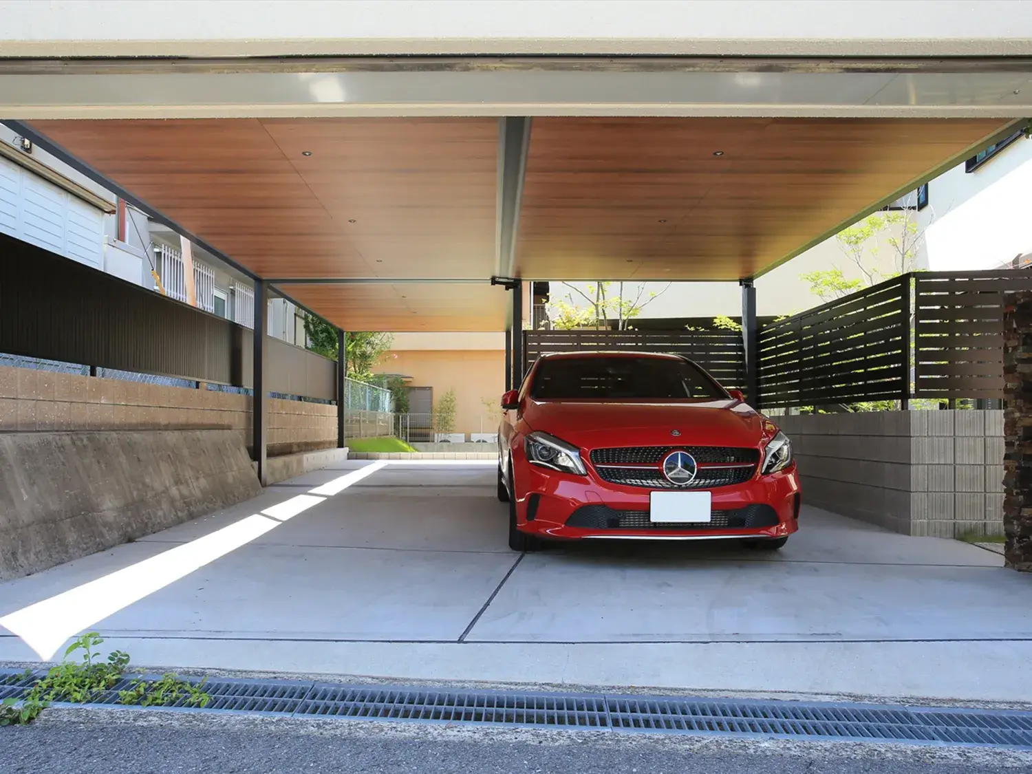 自然に馴染むデザインで、愛車を引き立てるカーポート