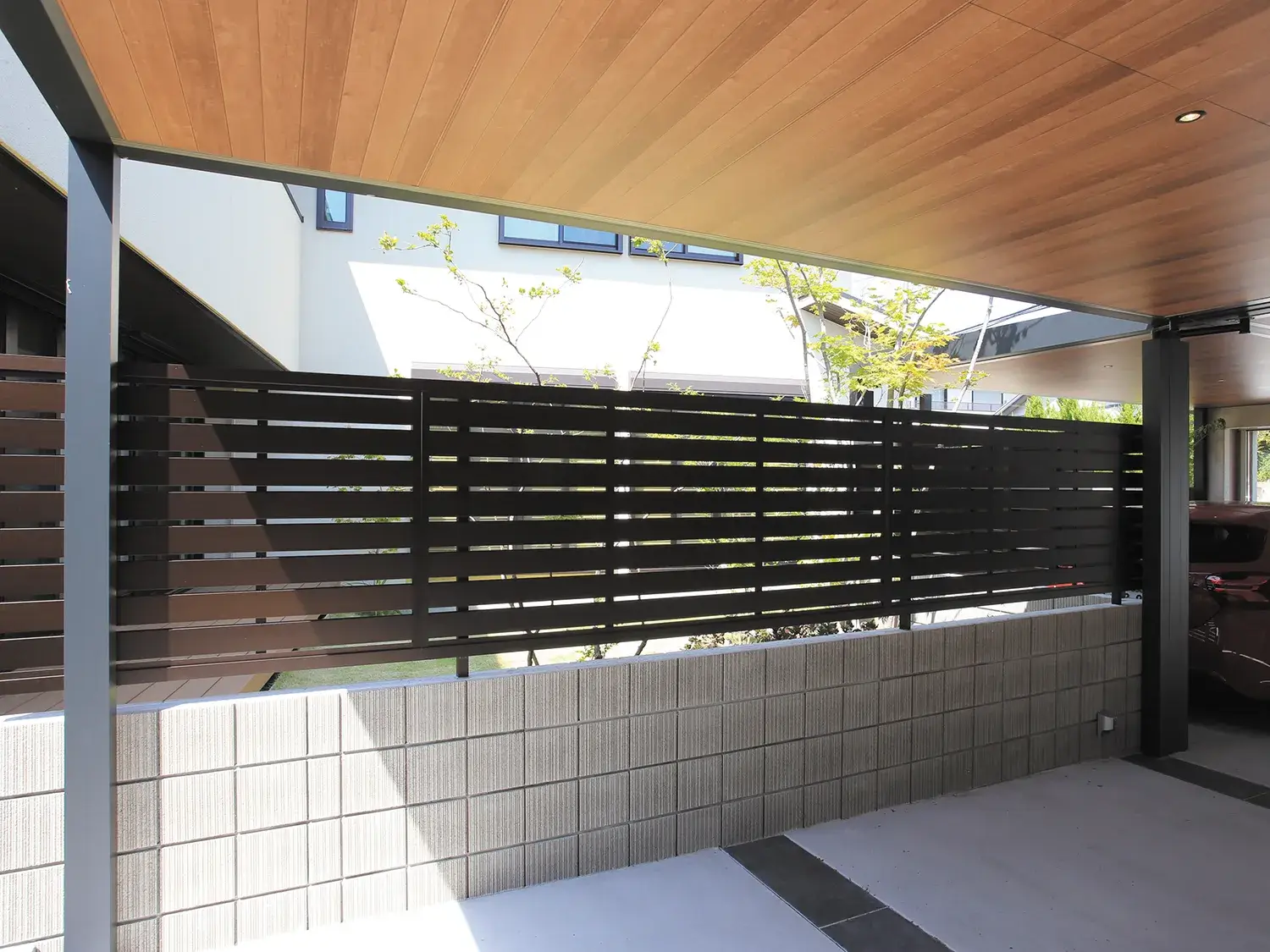 自然に馴染むデザインで、愛車を引き立てるカーポート