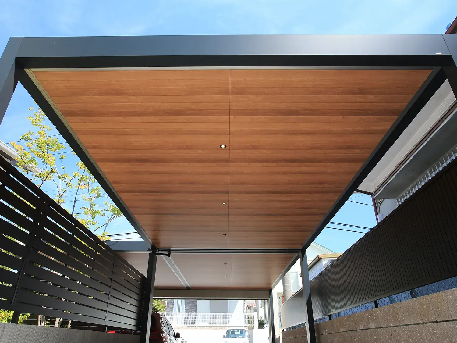 自然に馴染むデザインで、愛車を引き立てるカーポート