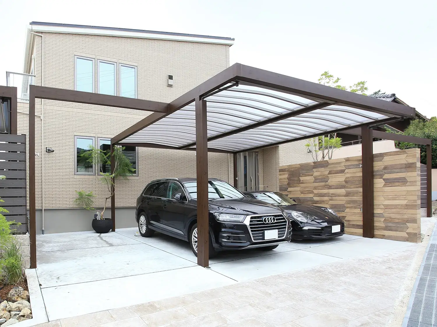 フレームで広がりを感じる、シンプルで落ち着くカーポート