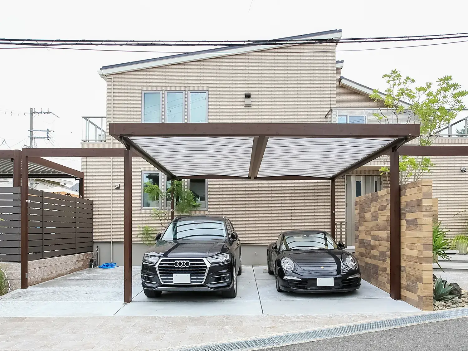 フレームで広がりを感じる、シンプルで落ち着くカーポート