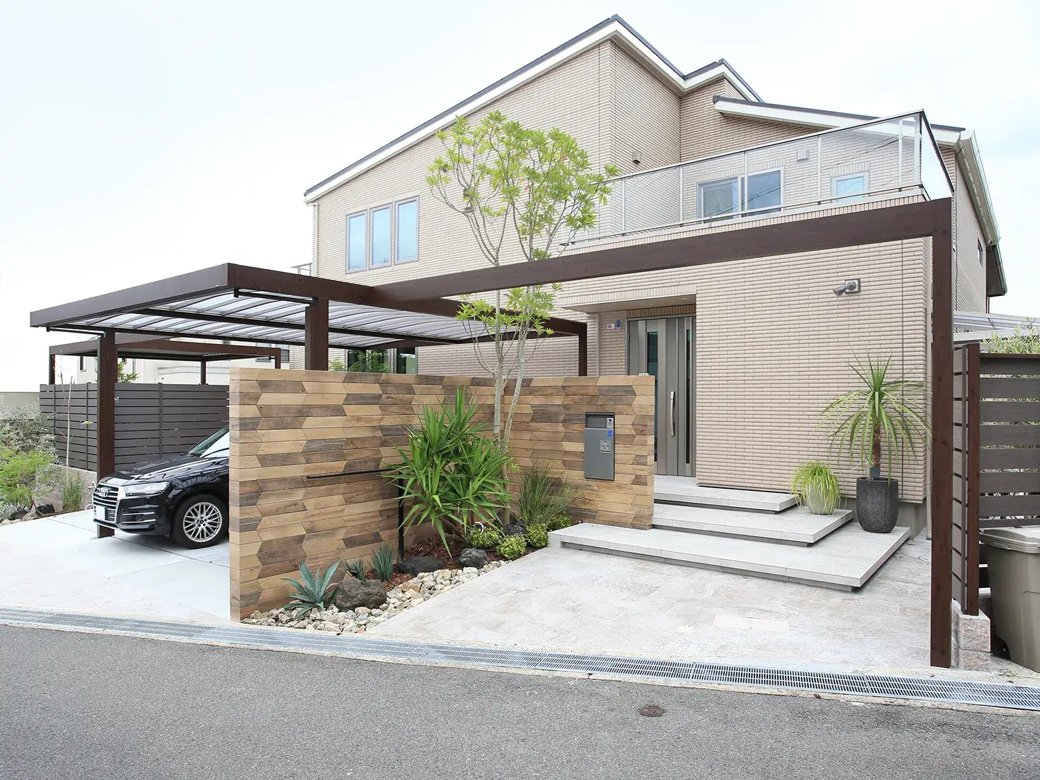 フレームで広がりを感じる、シンプルで落ち着くカーポート