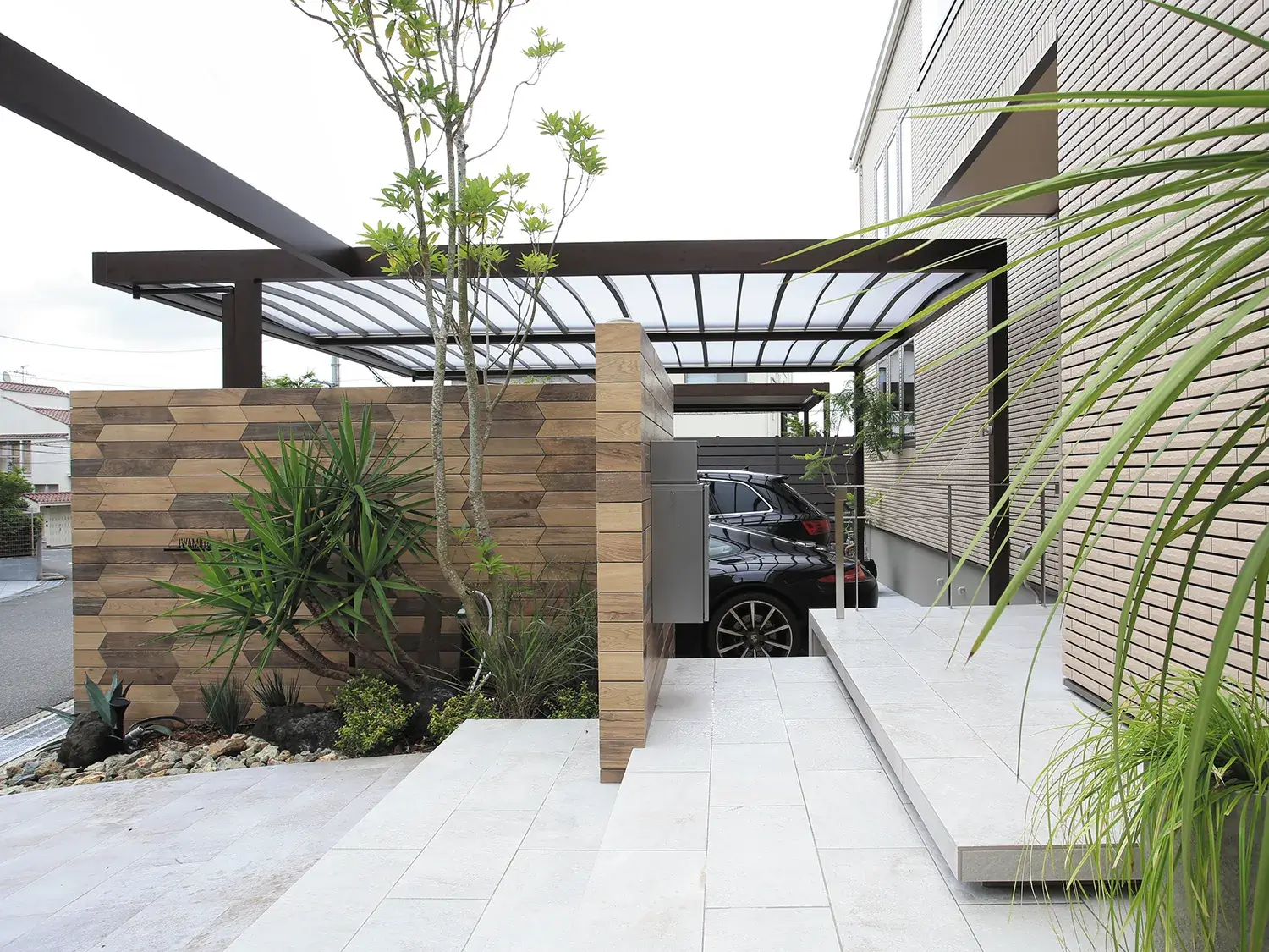 フレームで広がりを感じる、シンプルで落ち着くカーポート