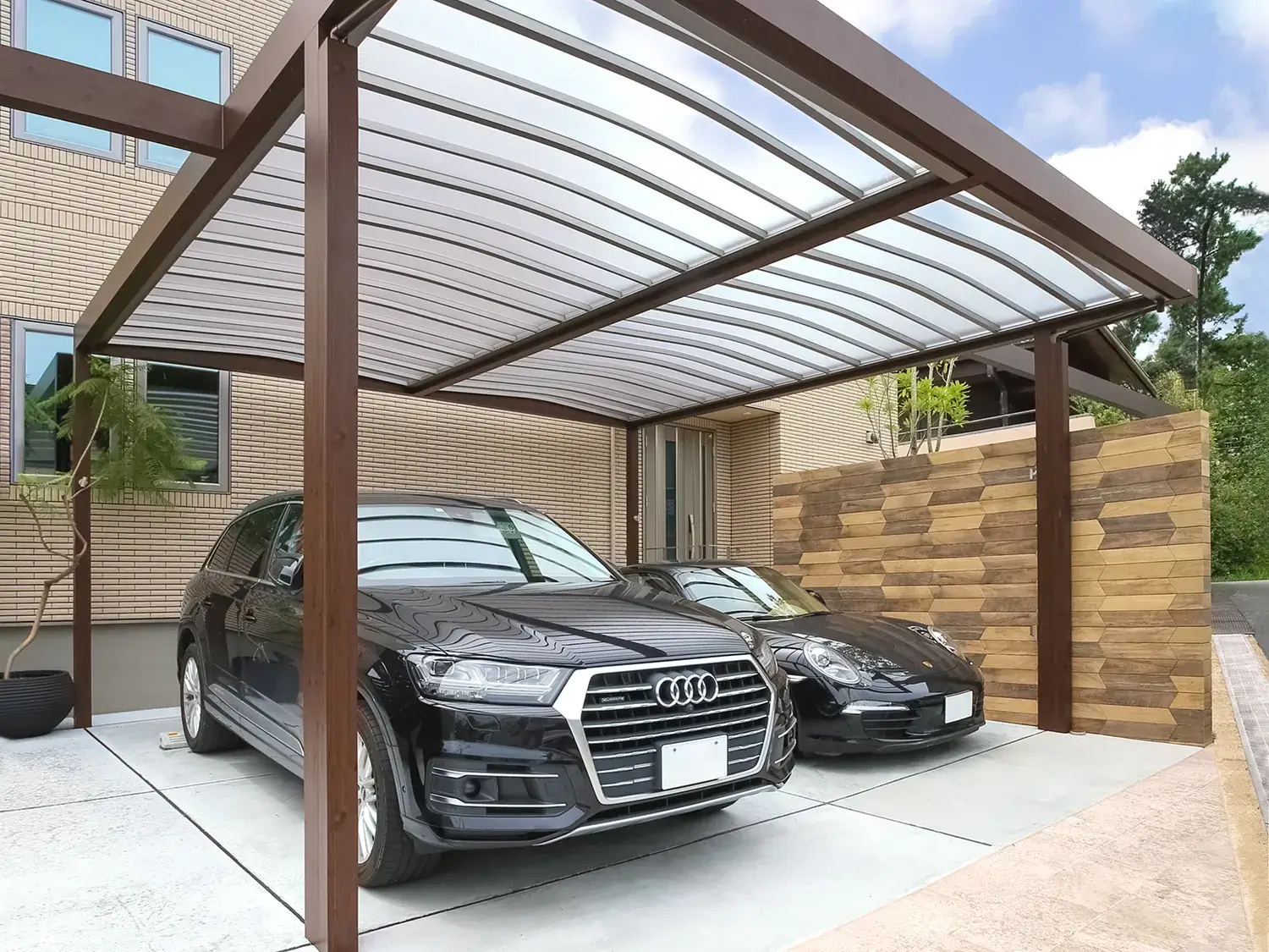 フレームで広がりを感じる、シンプルで落ち着くカーポート