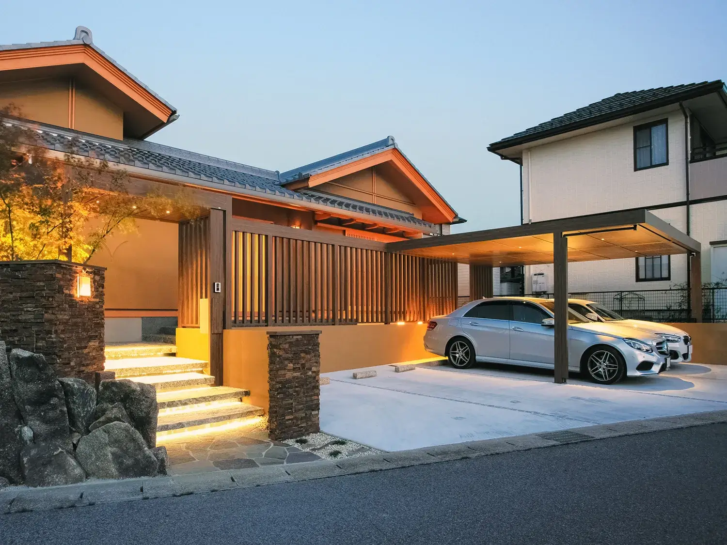 純和風の家屋に調和する、モダンエクステリア