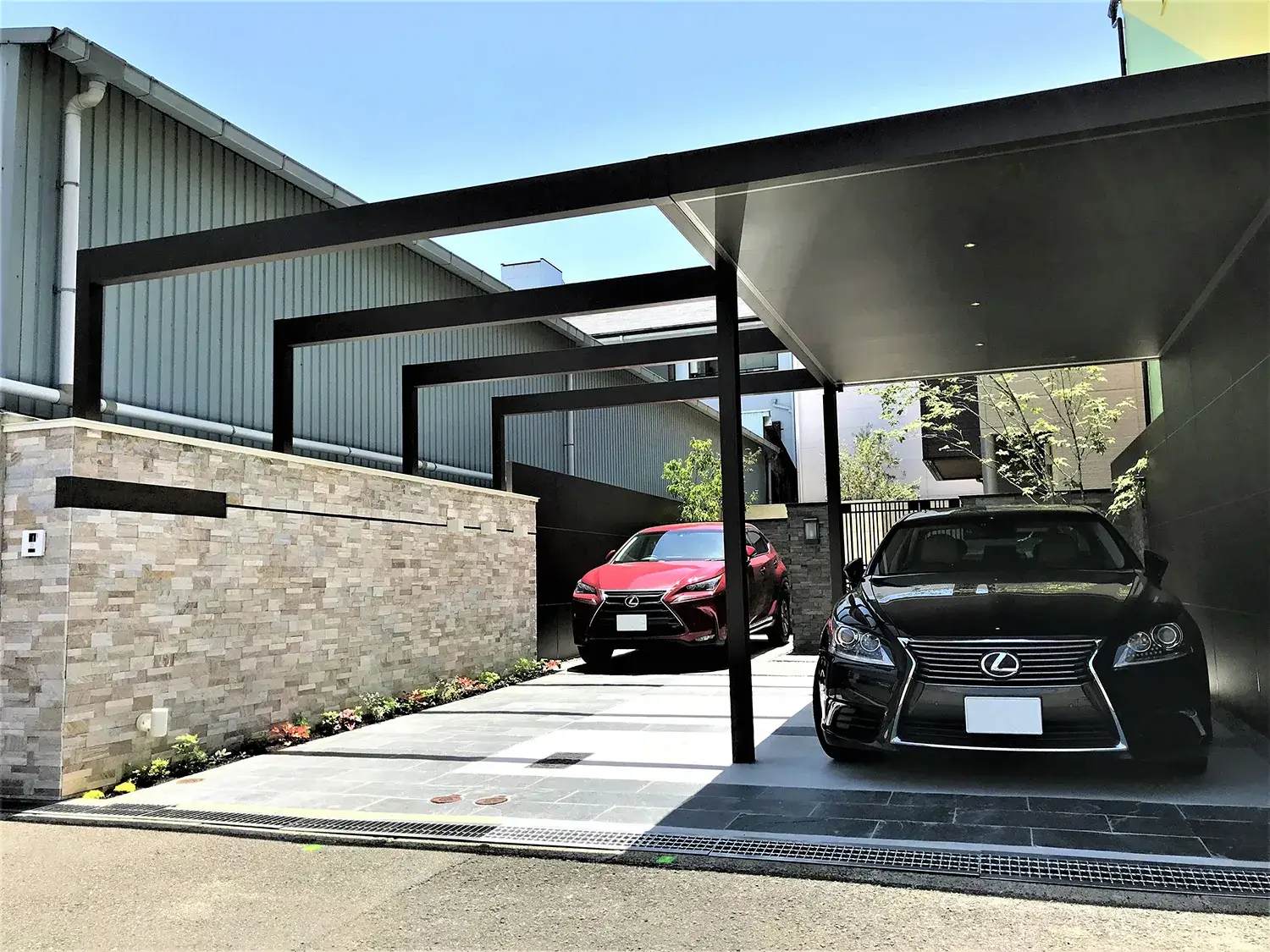 住まいの顔となるデザイン性の高いカーポート