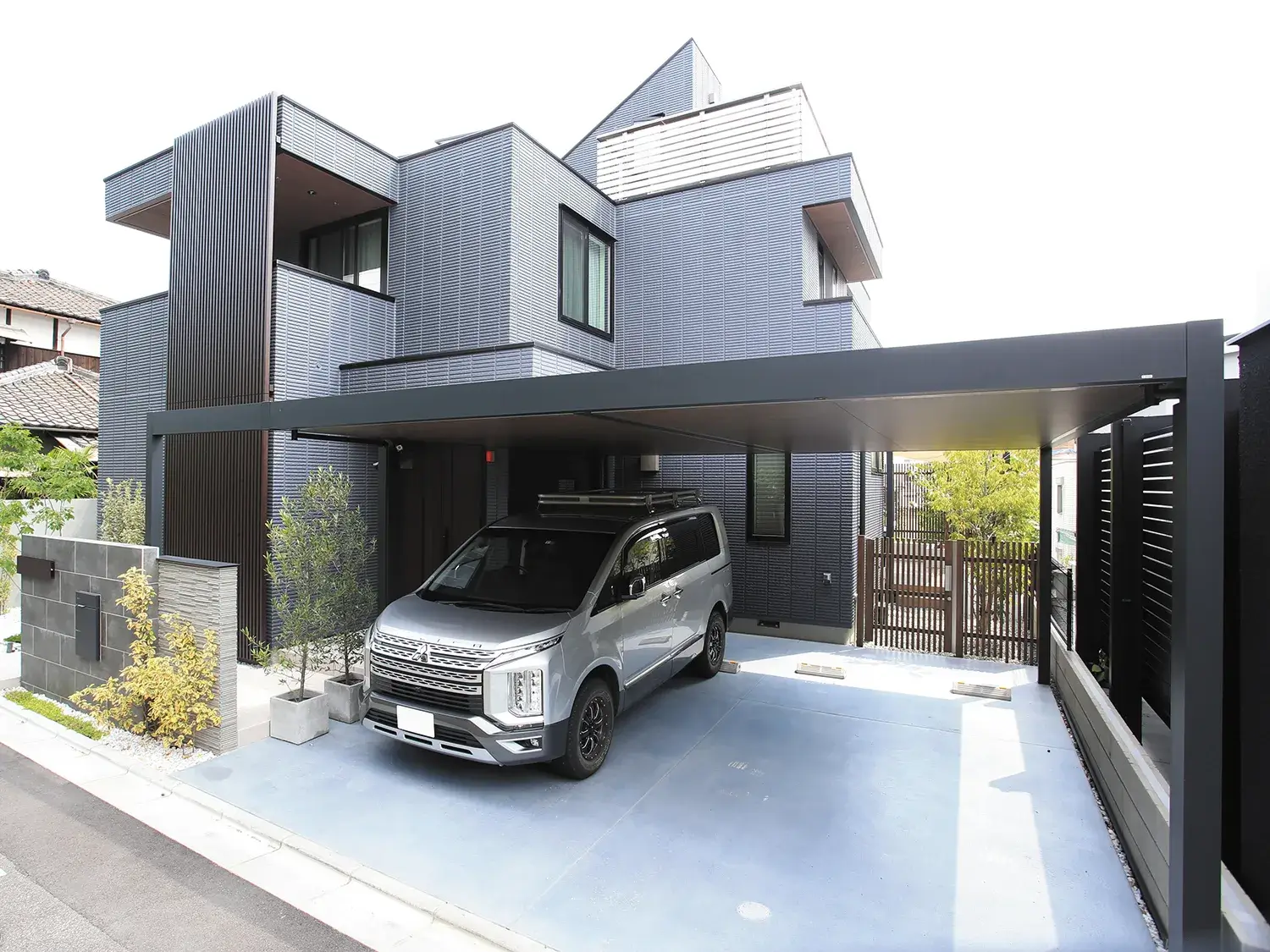 玄関まわりと交わり、まとまりのあるカーポート