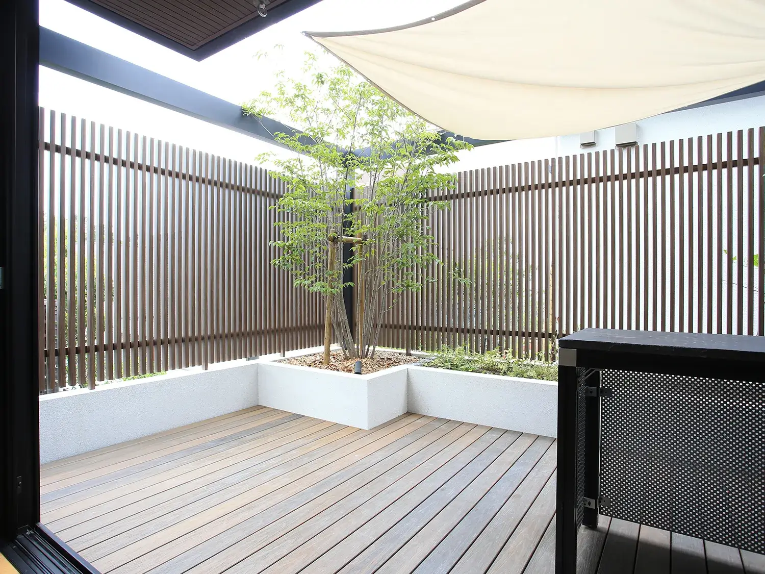 玄関まわりと交わり、まとまりのあるカーポート