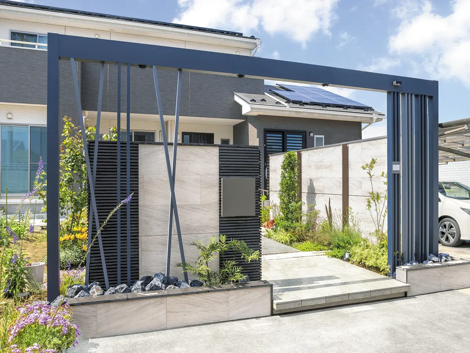 スリットがつくる、上質でクールな佇まい