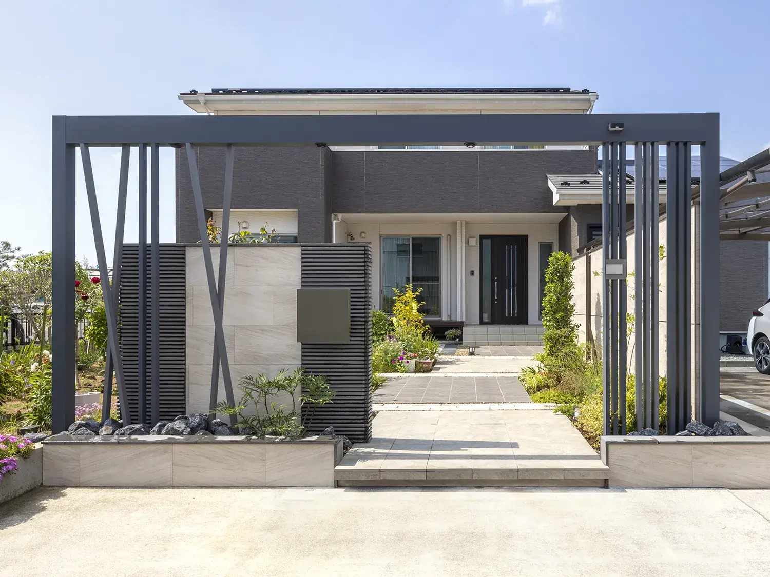 スリットがつくる、上質でクールな佇まい