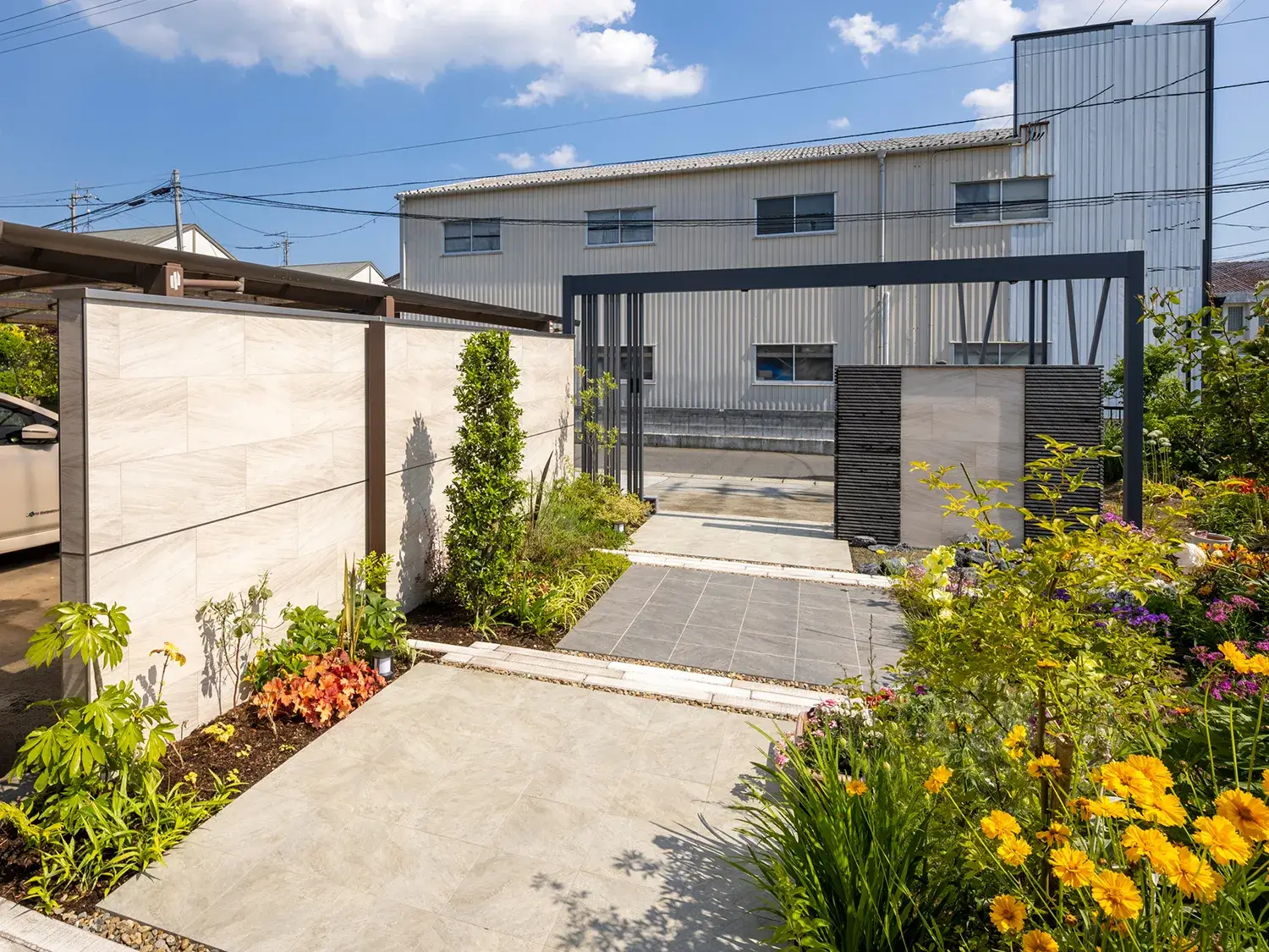 スリットがつくる、上質でクールな佇まい