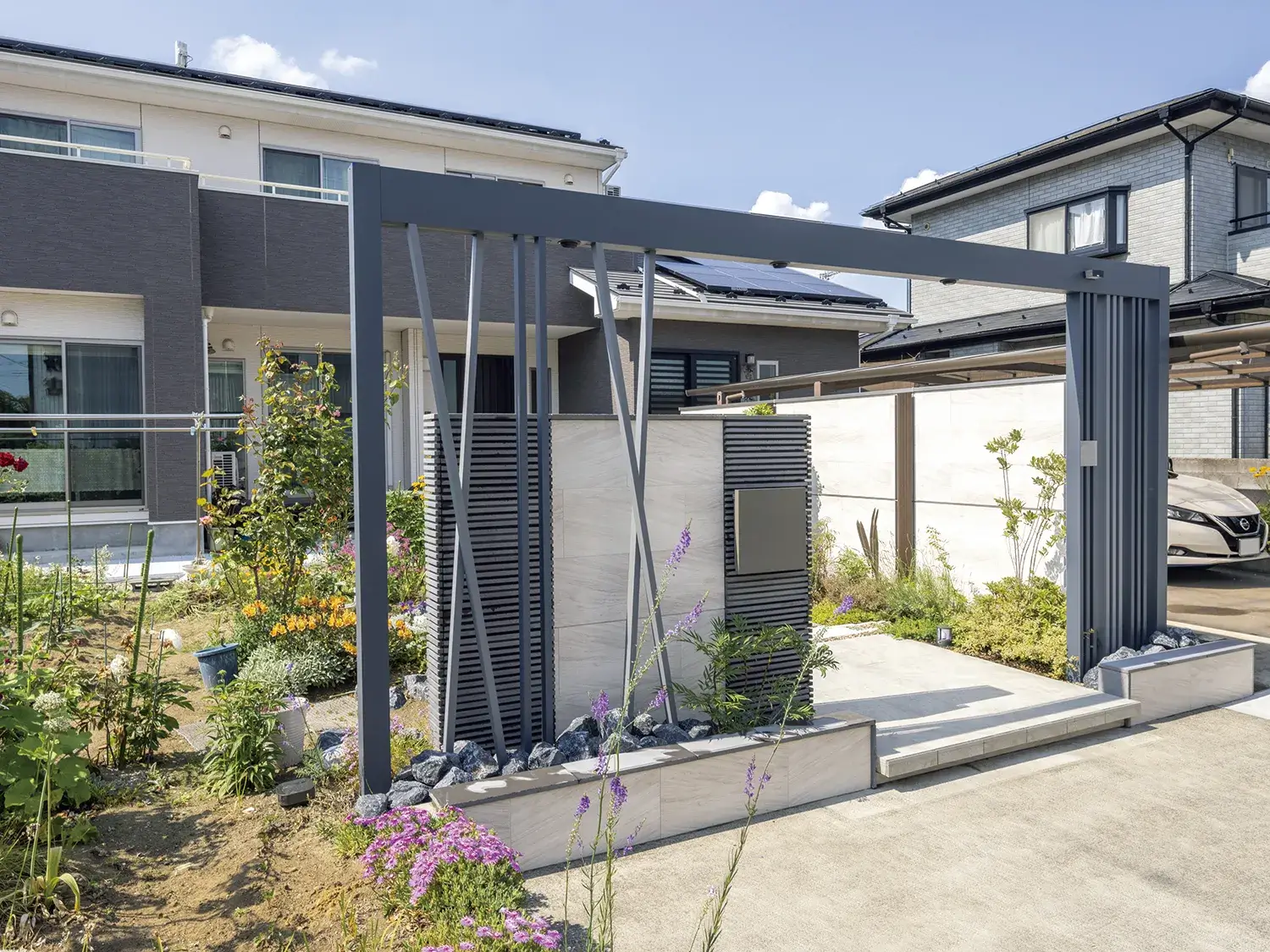 スリットがつくる、上質でクールな佇まい