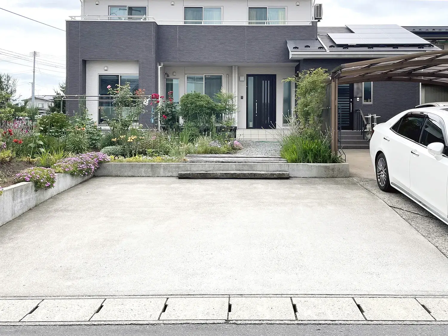 スリットがつくる、上質でクールな佇まい