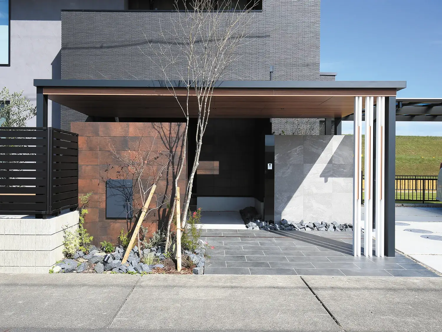 堂々と構える、重厚感あふれる門屋根