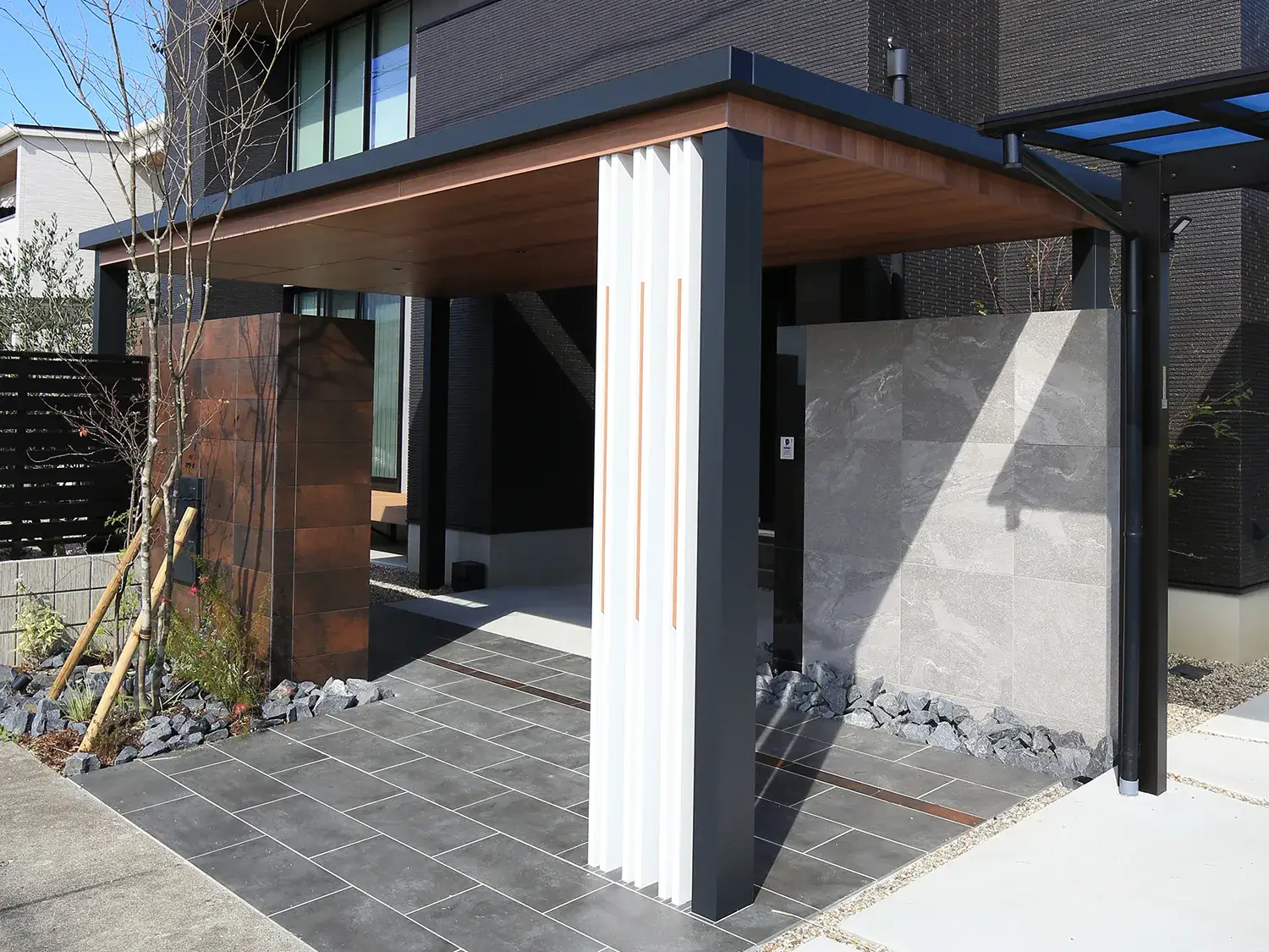 堂々と構える、重厚感あふれる門屋根