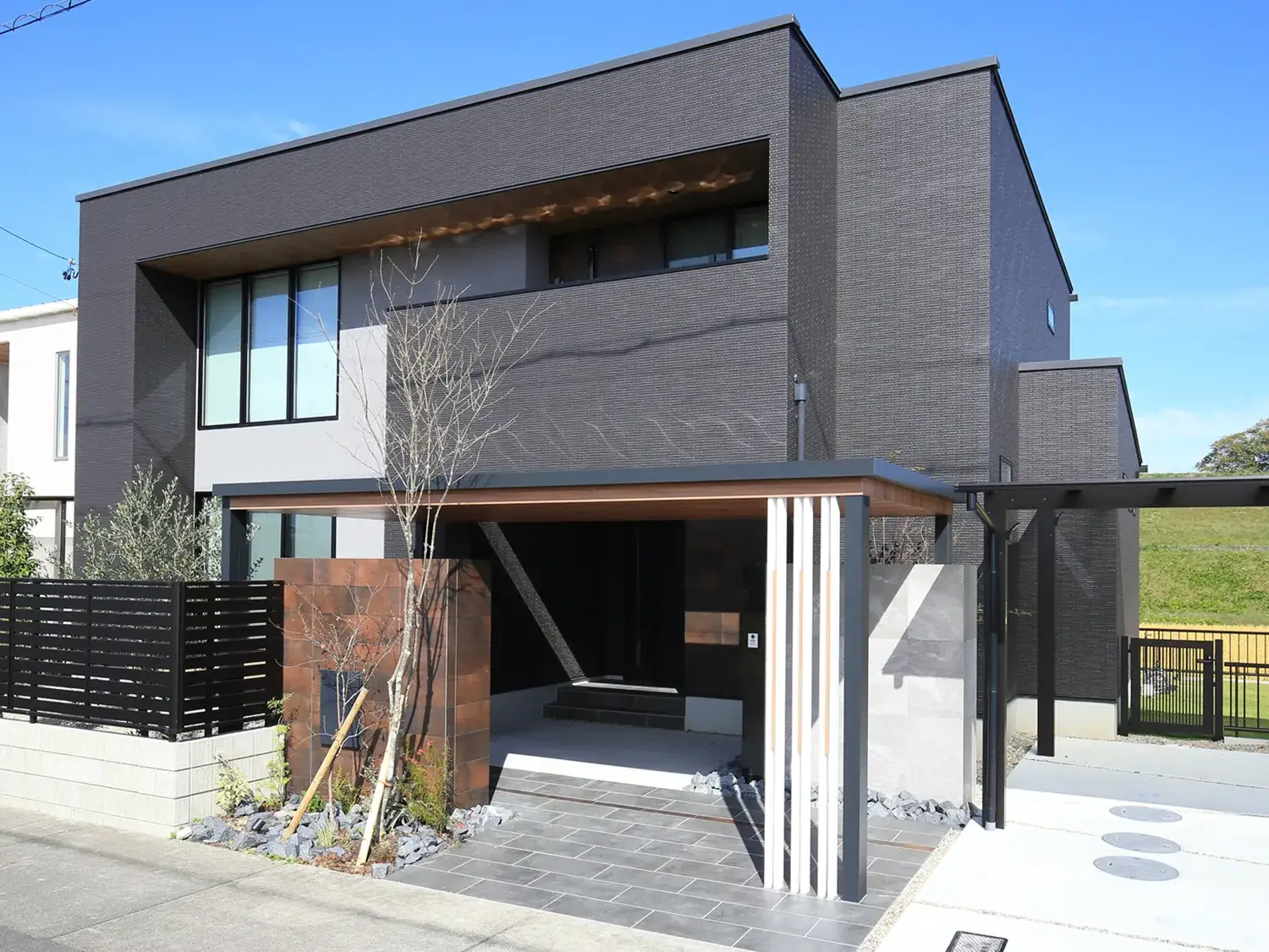 堂々と構える、重厚感あふれる門屋根