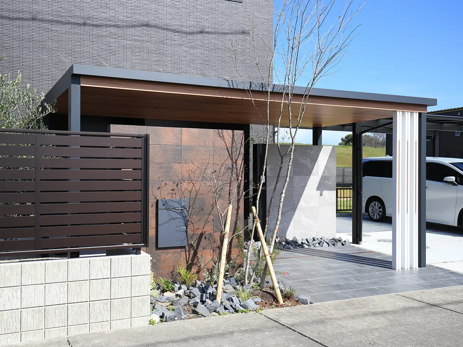 堂々と構える、重厚感あふれる門屋根